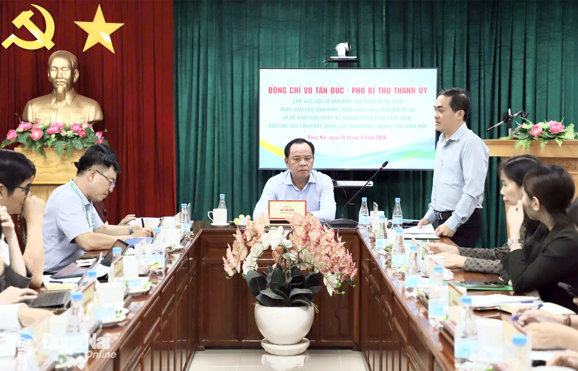 Member of the CPC’s Standing Board and Vice Chairman of the City Peoples Committee Le Truong Son speaks at the working session. Photo: My Ny