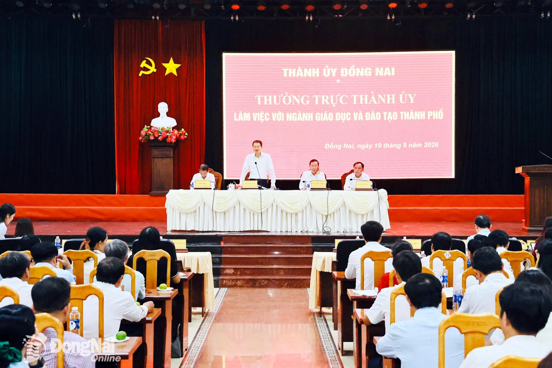 Bí thư Thành ủy Vũ Hồng Văn phát biểu mở đầu buổi làm việc với ngành Giáo dục và Đào tạo thành phố. Ảnh: Công Nghĩa