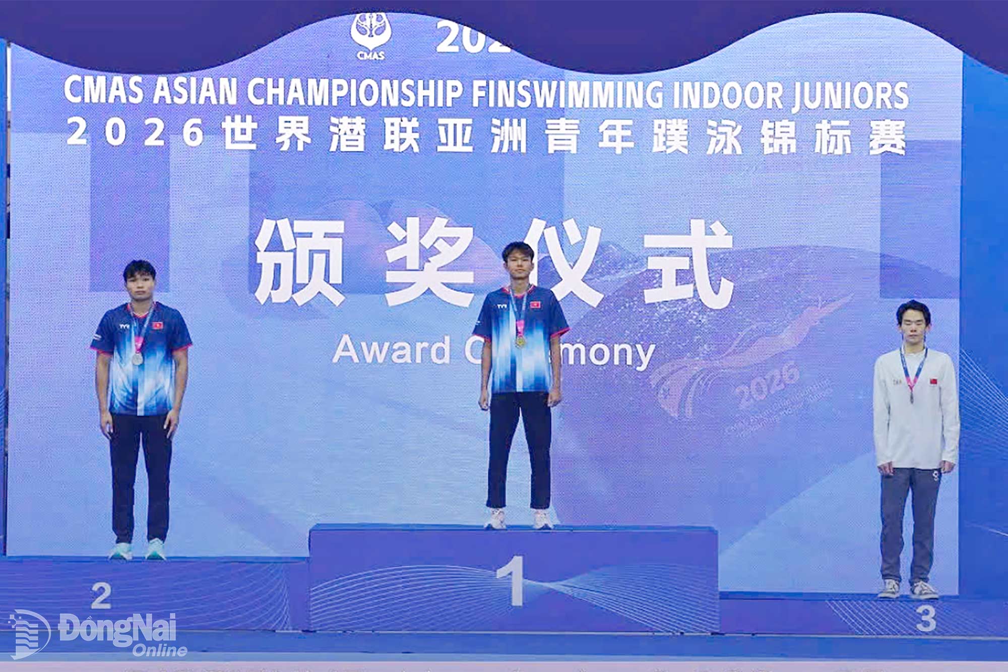 Dong Nai City athlete Pham Thanh Nam on the podium after winning gold in the men’s 100m bi-fins event for the 16-17 age group.

