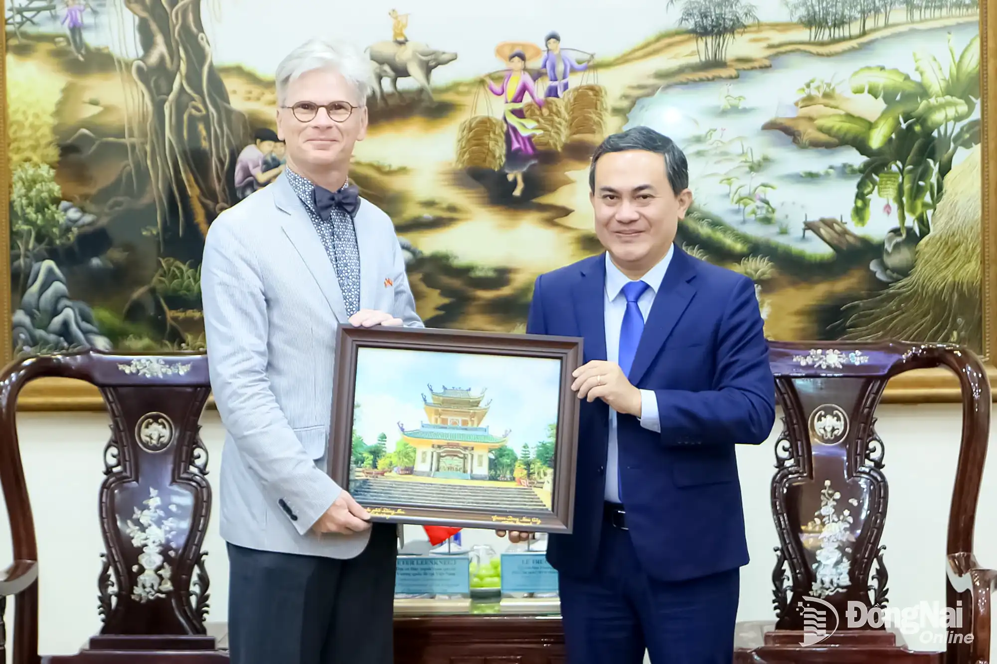 Le Truong Son, Member of the Dong Nai City Party Committee’s Standing Board and Vice Chairman of the City Peoples Committee, presents a souvenir to Ambassador Pieter Leenknegt. Photo: Van Truyen

