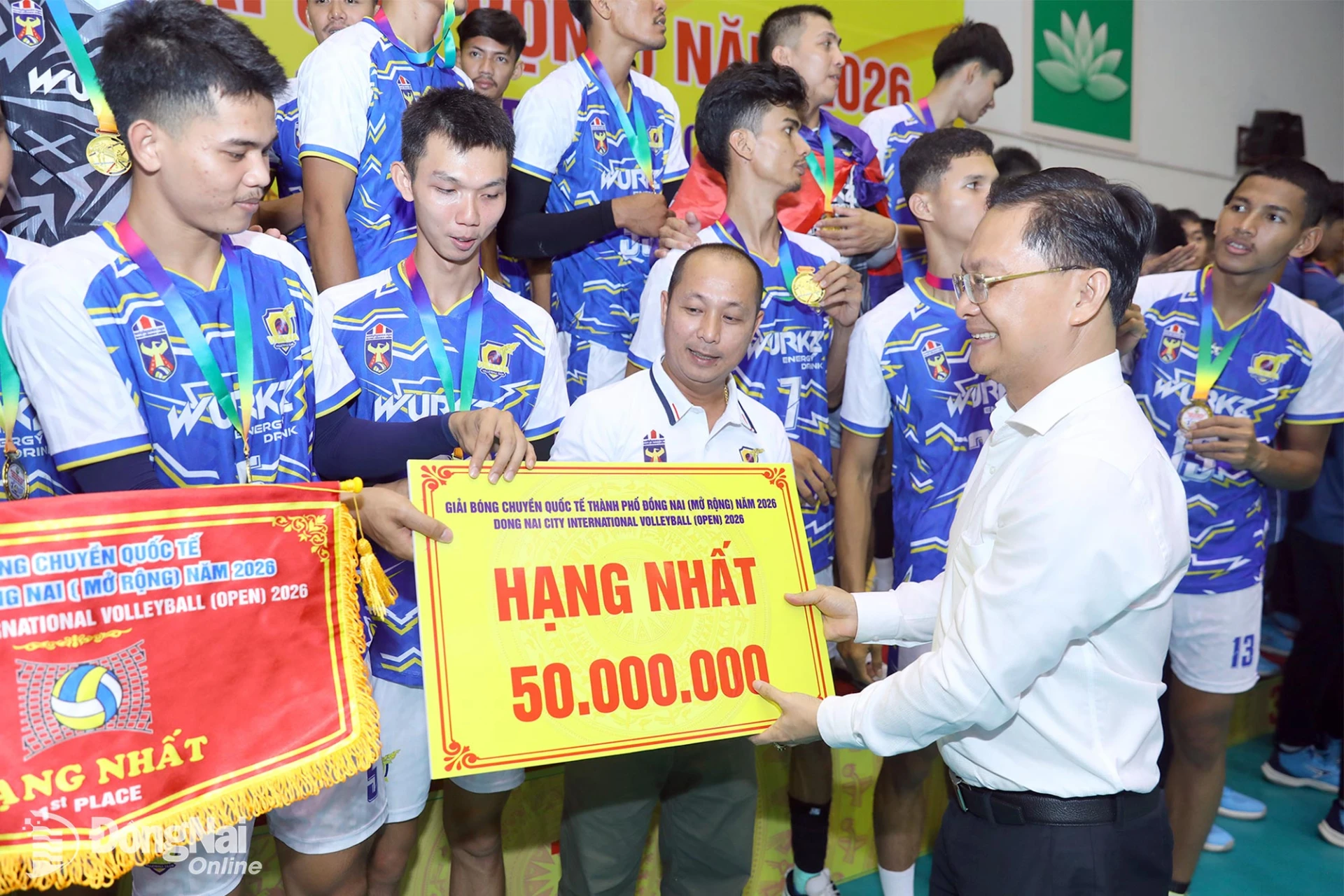 Ha Anh Dung, Member of the Dong Nai City Party Committee’s Standing Board, Standing Vice Chairman of the Vietnam Fatherland Front Committee of Dong Nai City, presents the symbolic prize money plaque to Cambodia’s Visakha. Photo: Huy Anh

