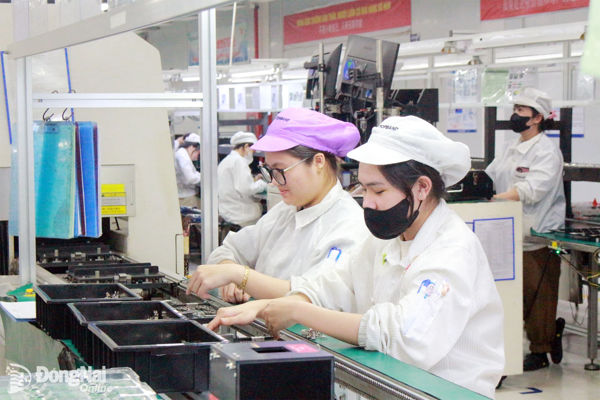 Workers at Topband Smart Dong Nai (Vietnam) Co., Ltd. in Long Thanh Ward step up production to fulfill year-end orders.