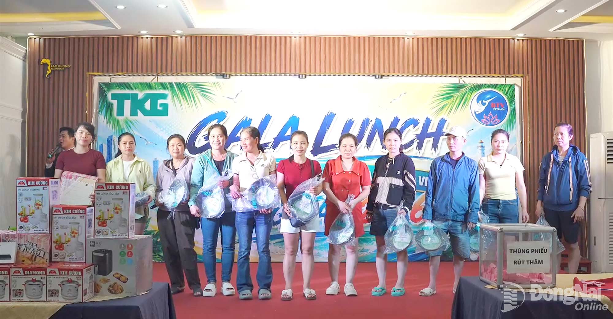 Công nhân nhận quà bốc thăm trúng thưởng trong chuyến tham quan du lịch tại phường Vũng Tàu. Ảnh: CĐ