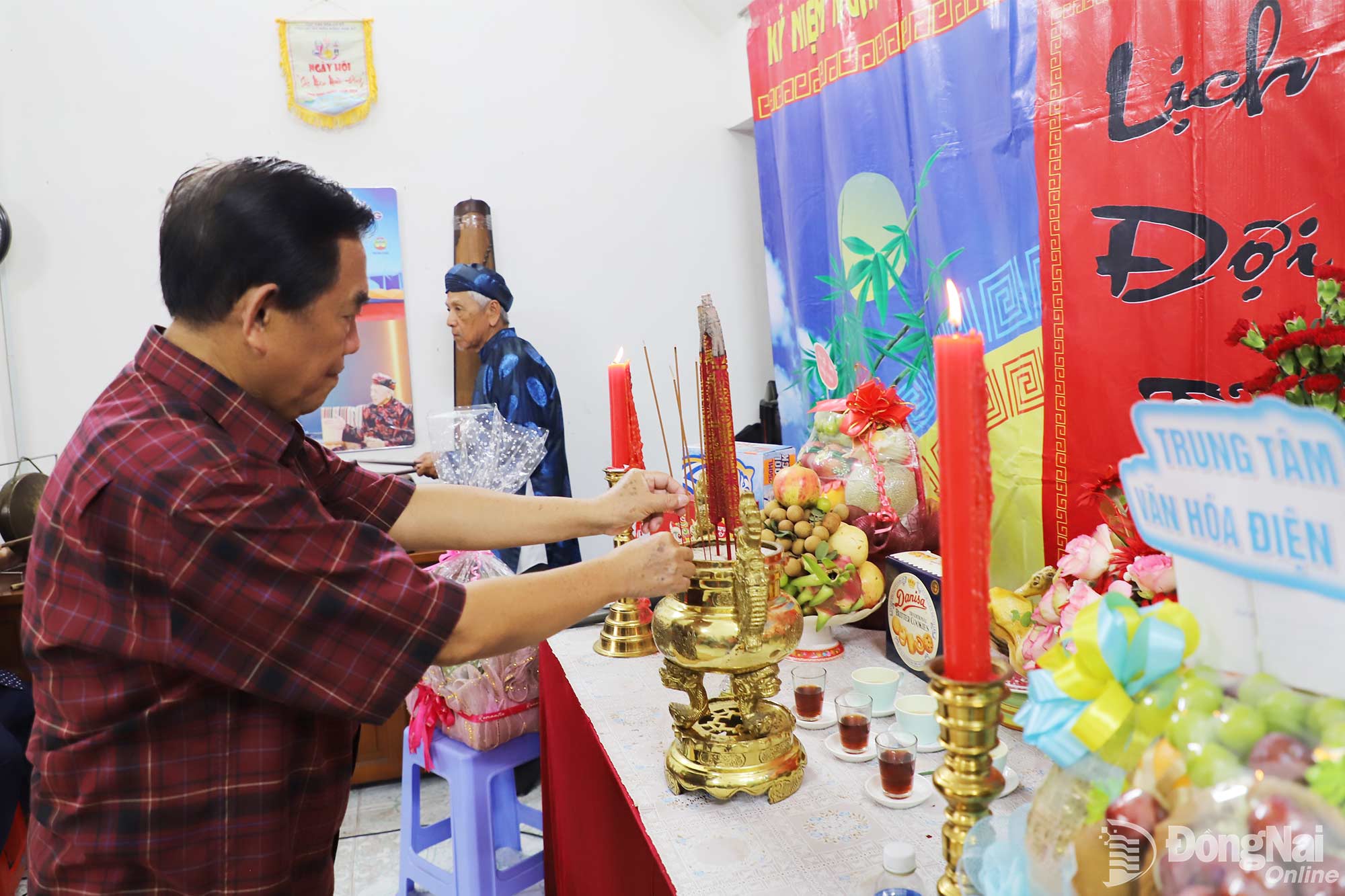 PGS.TS Huỳnh Văn Tới, Ủy viên Ban Chấp hành Hội Văn nghệ dân gian Việt Nam dâng hương kỷ niệm ngày Sân khấu Việt Nam năm 2026. Ảnh: My Ny