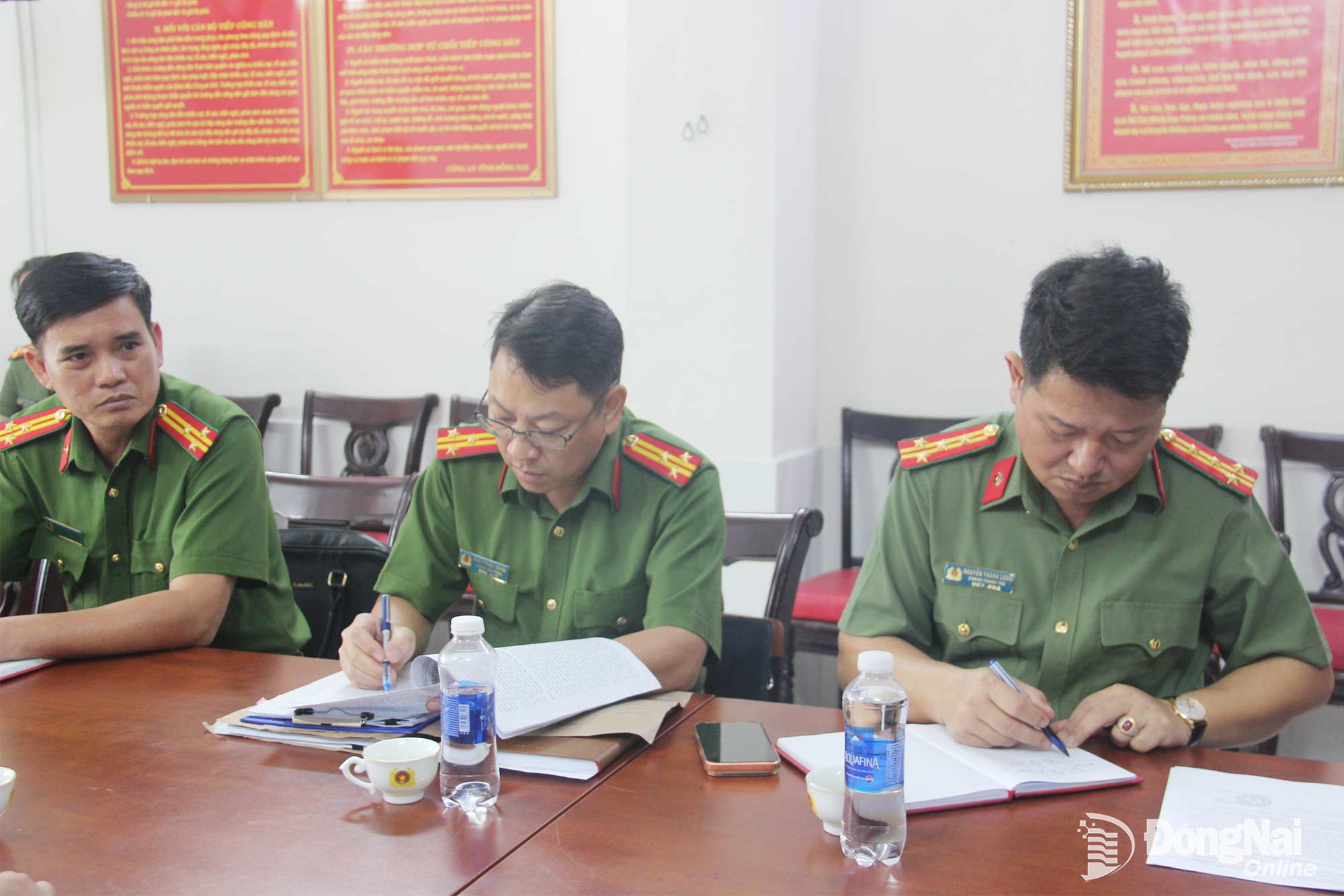 Đại diện các phòng nghiệp vụ cùng tham gia buổi tiếp dân. Ảnh: Trần Danh
