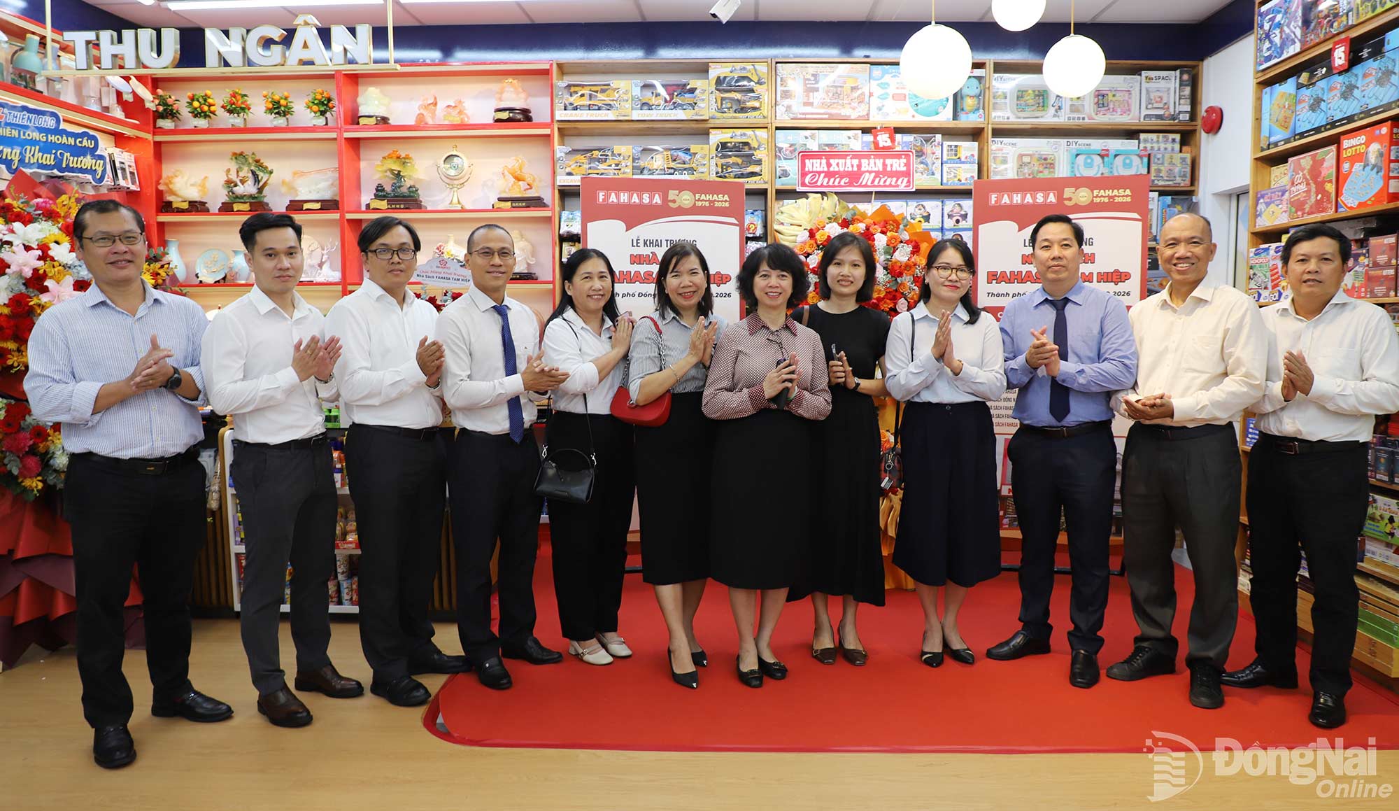 Các đại biểu chúc mừng khai trương Nhà sách Fahasa Tam Hiệp, thành phố Đồng Nai. Ảnh: My Ny