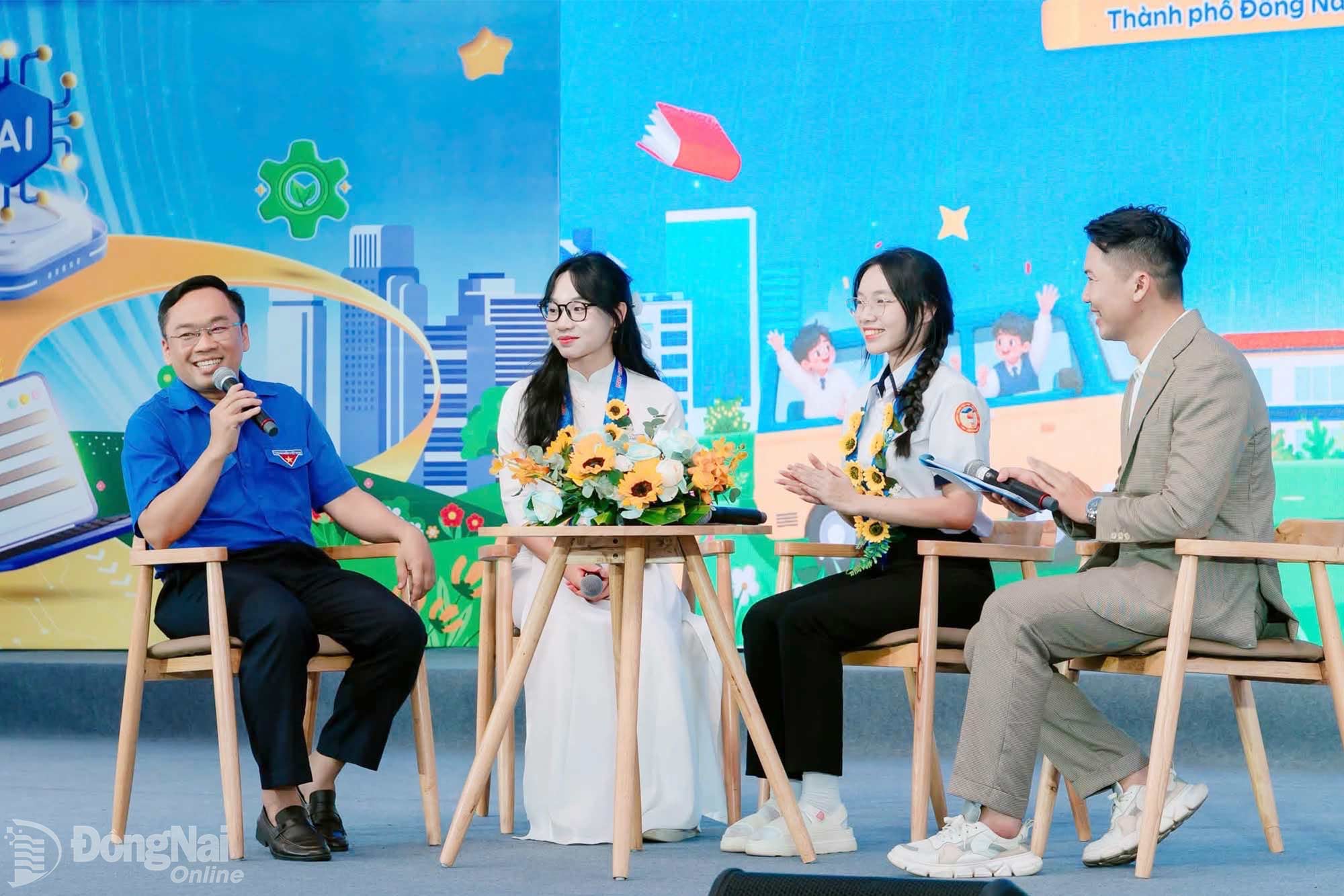 Bí thư Thành đoàn Đồng Nai Nguyễn Minh Kiên chia sẻ trong chương trình Chào năm học mới - Tuyên dương Học sinh 3 tốt, Học sinh 3 rèn luyện thành phố Đồng Nai năm học 2025 - 2026. Ảnh: CTV