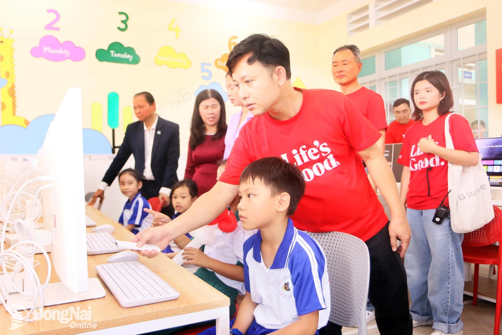 Students at the Tan Mai Primary School branch campus in Tam Hiep Ward receive guidance on using new computers funded through socialized resources, with support mobilized by the Dong Nai City Union of Friendship Organizations.