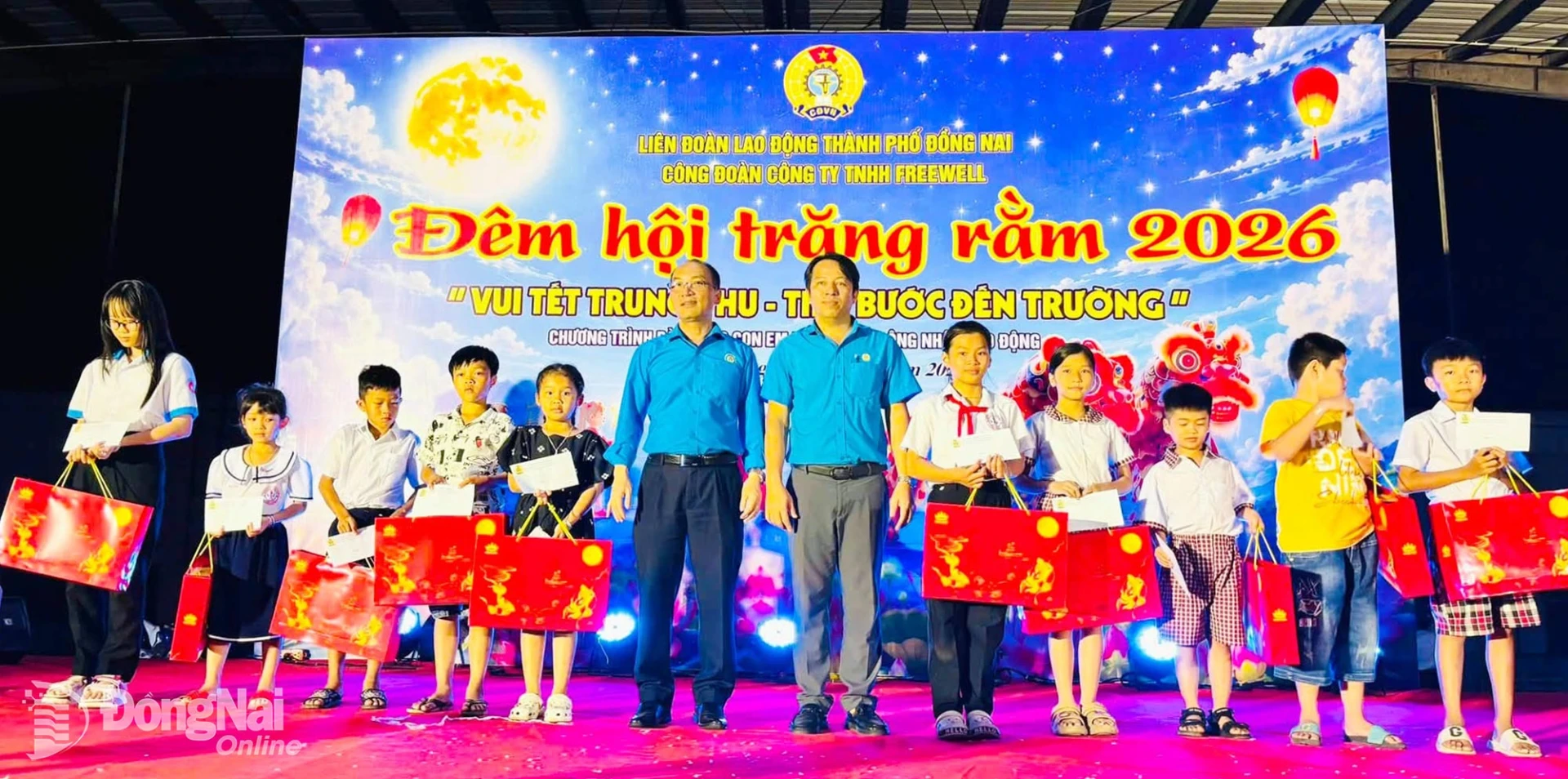 Cán bộ Công đoàn tặng quà con công nhân Công ty TNHH Freewell (tại Khu công nghiệp Bắc Đồng Phú) tại chương trình Đêm hội trăng rằm. Ảnh: CĐ