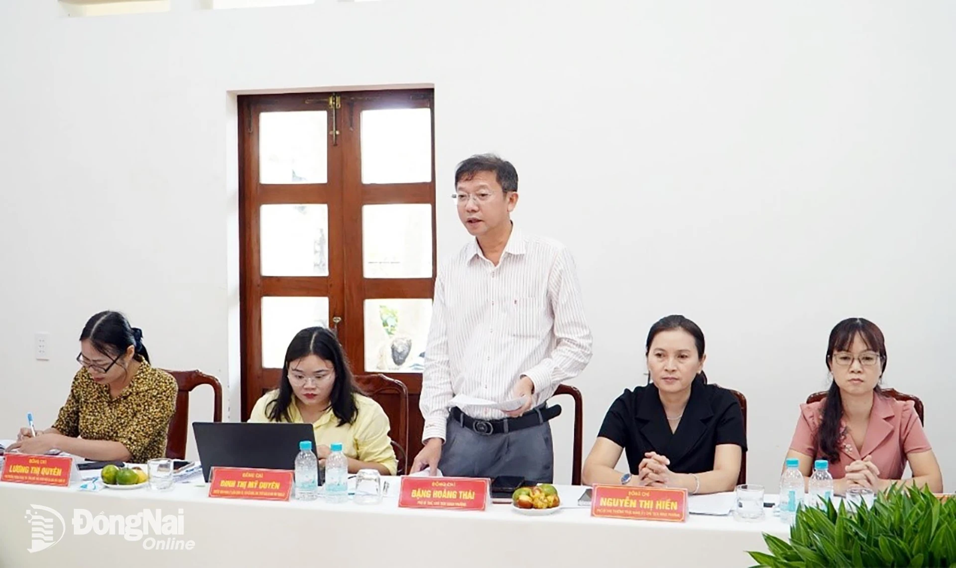 Phó Bí thư Đảng uỷ, Chủ tịch UBND phường Bình Long Đặng Hoàng Thái báo cáo tại buổi làm việc.

