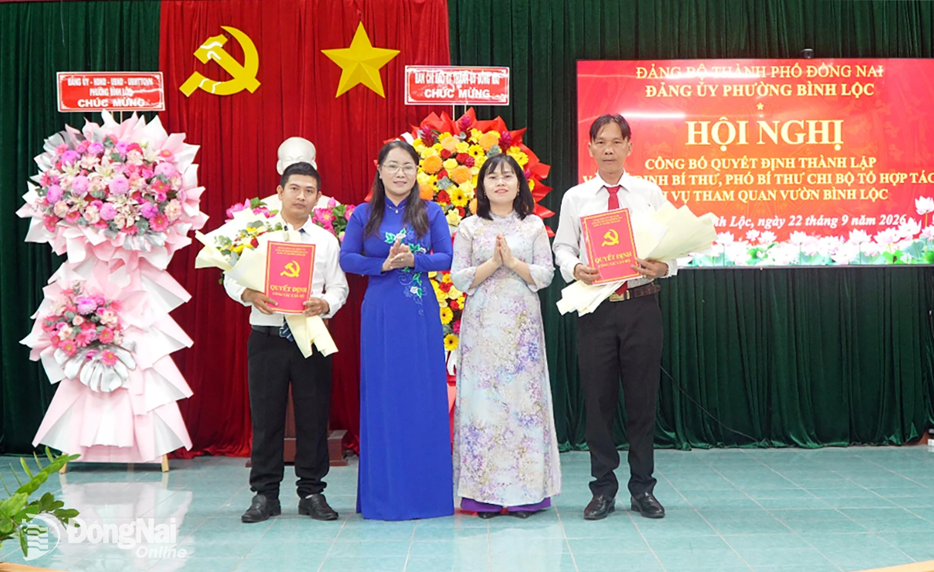 Đồng chí Đặng Thị Bích Nguyệt, Trưởng phòng Tổ chức Đảng và đảng viên, Ban Tổ chức Thành ủy và lãnh đạo phường trao quyết định Chỉ định Bí thư, Phó Bí thư Chi bộ tổ hợp tác.

