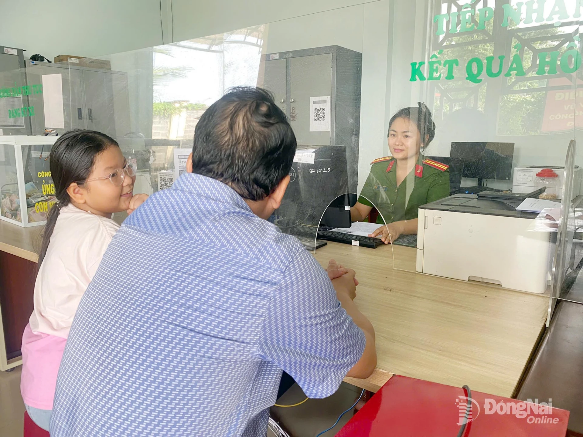 Người dân đến làm thủ tục hành chính tại Công an xã Sông Ray.