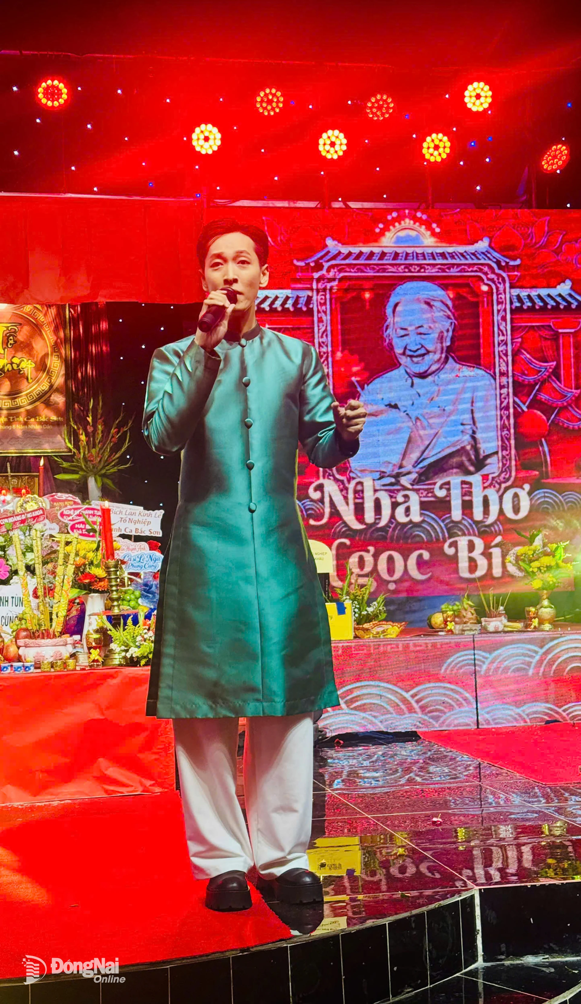 Tiết mục biểu diễn của ca sĩ trẻ Kha Duy, nghệ danh Mạnh Minh trong chương trình Giỗ Tổ ngành sân khấu, thể hiện sự tiếp nối của thế hệ hôm nay với dòng nhạc quê hương. Ảnh: Minh Huệ
