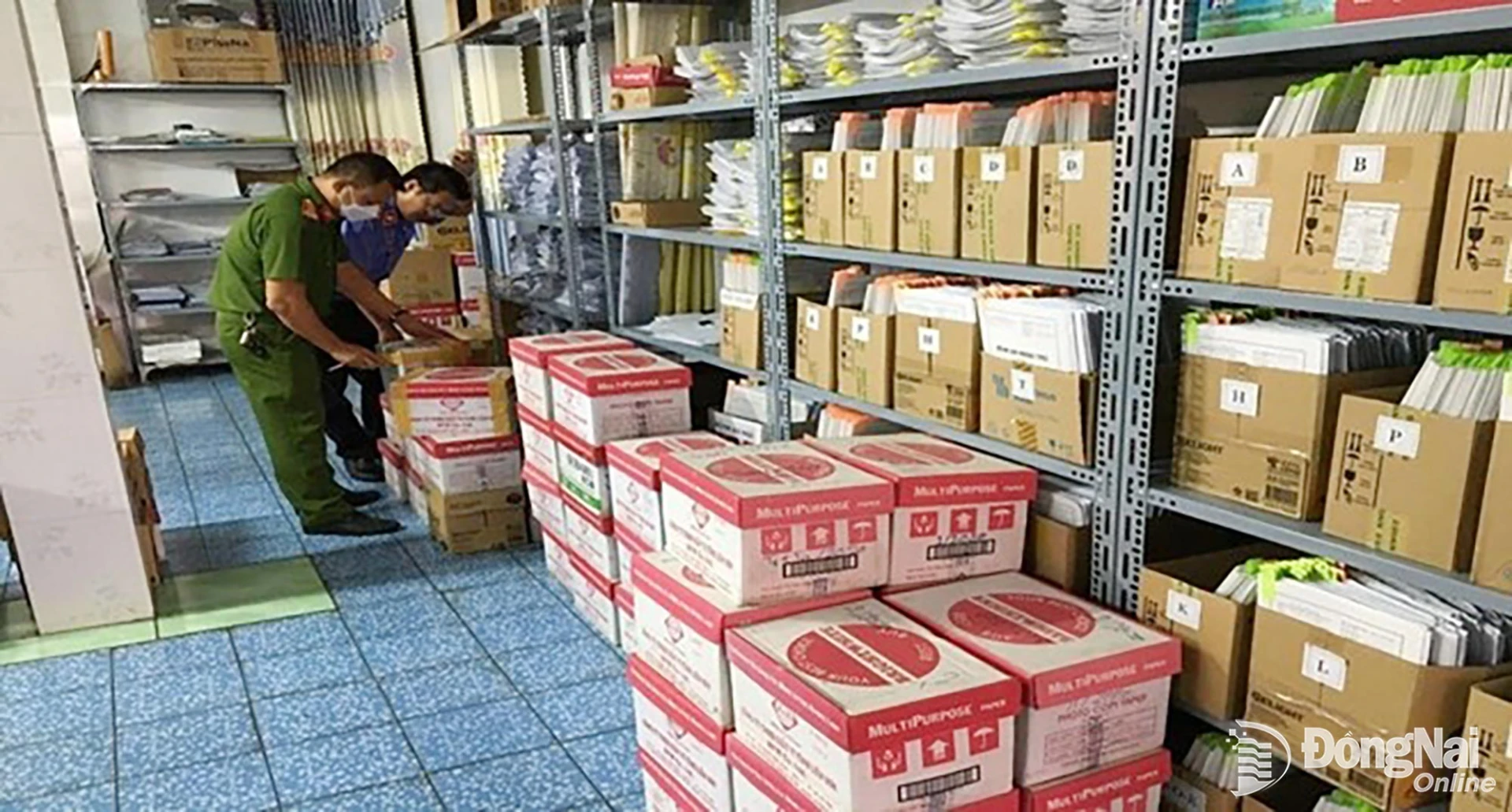 Cơ quan công an thu giữ, niêm phong hồ sơ tài liệu liên quan để phục vụ công tác điều tra về hành vi làm giả các loại giấy tờ trong khám, chữa bệnh hồi năm 2023. Ảnh: Công an Đồng Nai