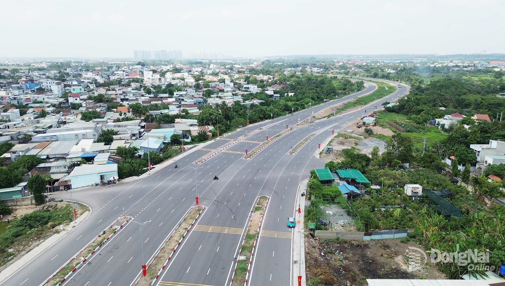 Đại lộ Nguyễn Hữu Cảnh đoạn giao với quốc lộ 51 đã hoàn thành. Ảnh: Hoàng Lộc