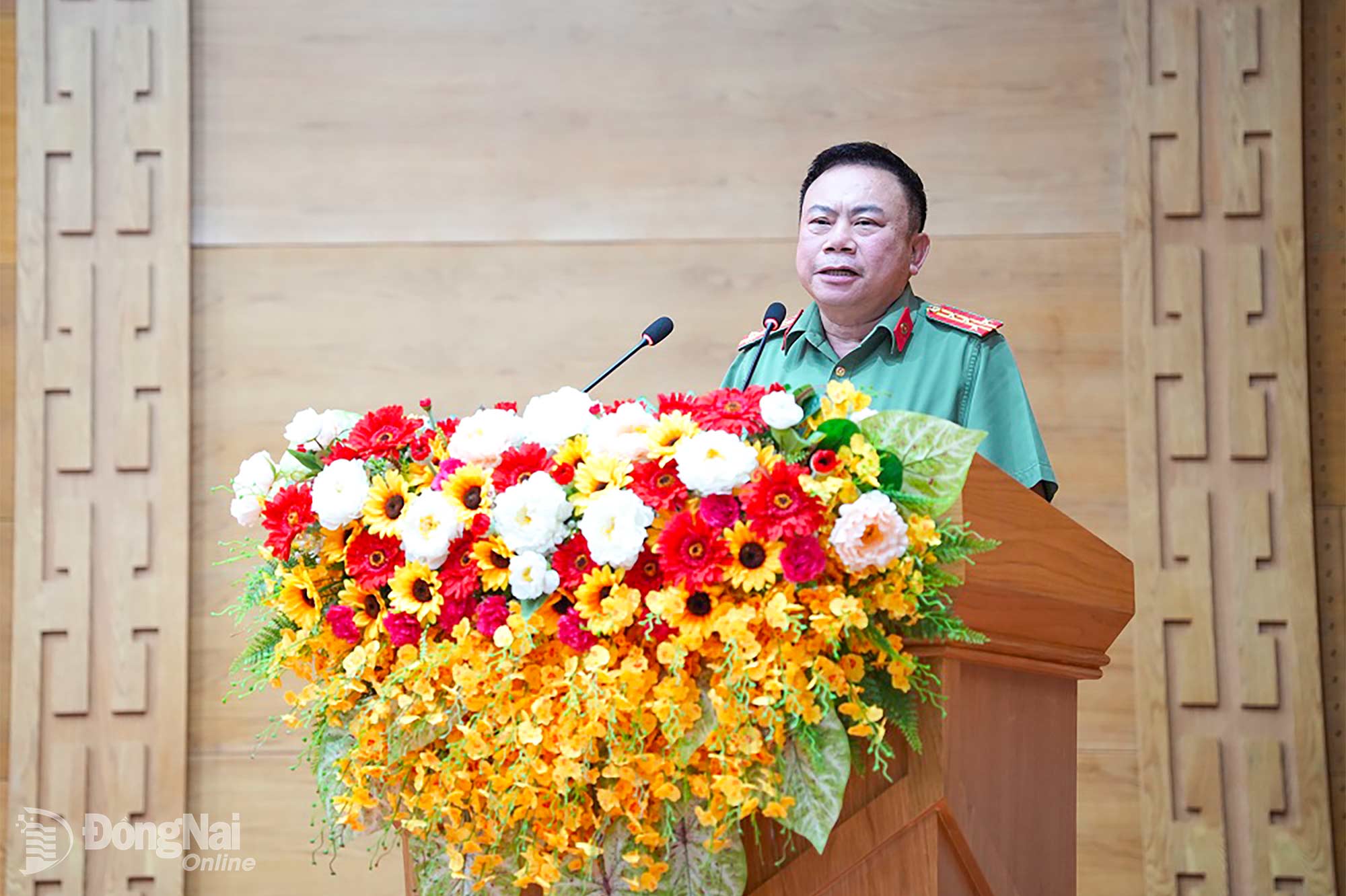 Đại tá Nguyễn Phương Đằng, Phó Giám đốc Công an thành phố phát biểu tại hội nghị. Ảnh: T.V
