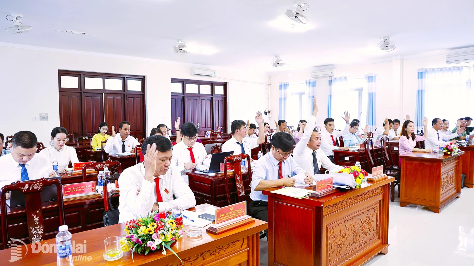 Các đại biểu biểu quyết thông qua Nghị quyết phân bổ chỉ tiêu biên chế thuộc UBND xã Thiện Hưng năm 2026. Ảnh: Như Tình
