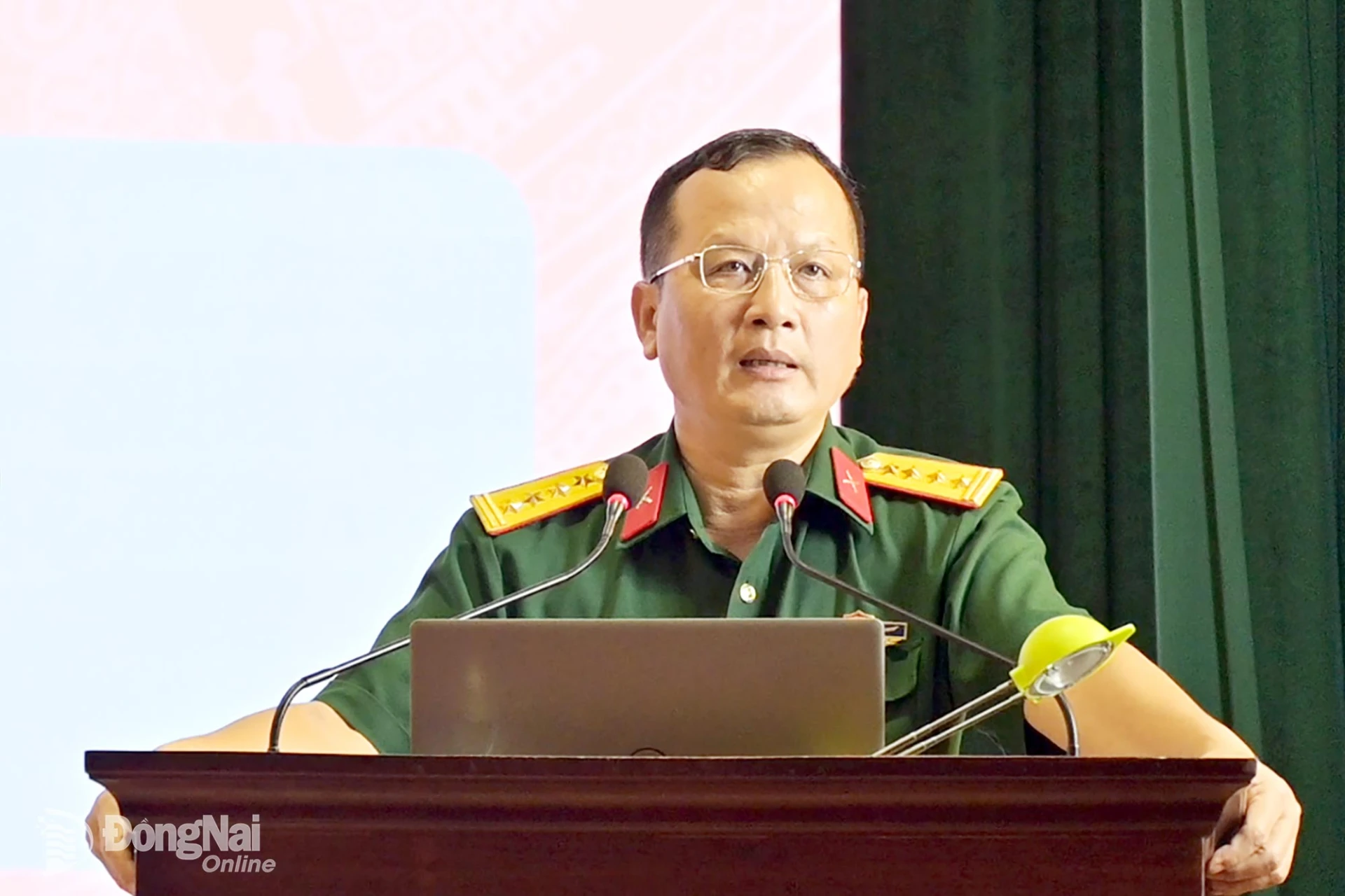 Đại tá Vũ Văn Định, Phó Chủ nhiệm Chính trị Binh đoàn quán triệt chuyên đề Nghị quyết số 24- NQ/TW về “công tác người Việt Nam ở nước ngoài”, Nghị quyết số 24-NQ/TW về “phát huy tính tiên phong, gương mẫu, tinh thần đổi mới, dám nghĩ, dám làm, dám chịu trách nhiệm của đội ngũ cán bộ, đảng viên trong kỷ nguyên mới”.