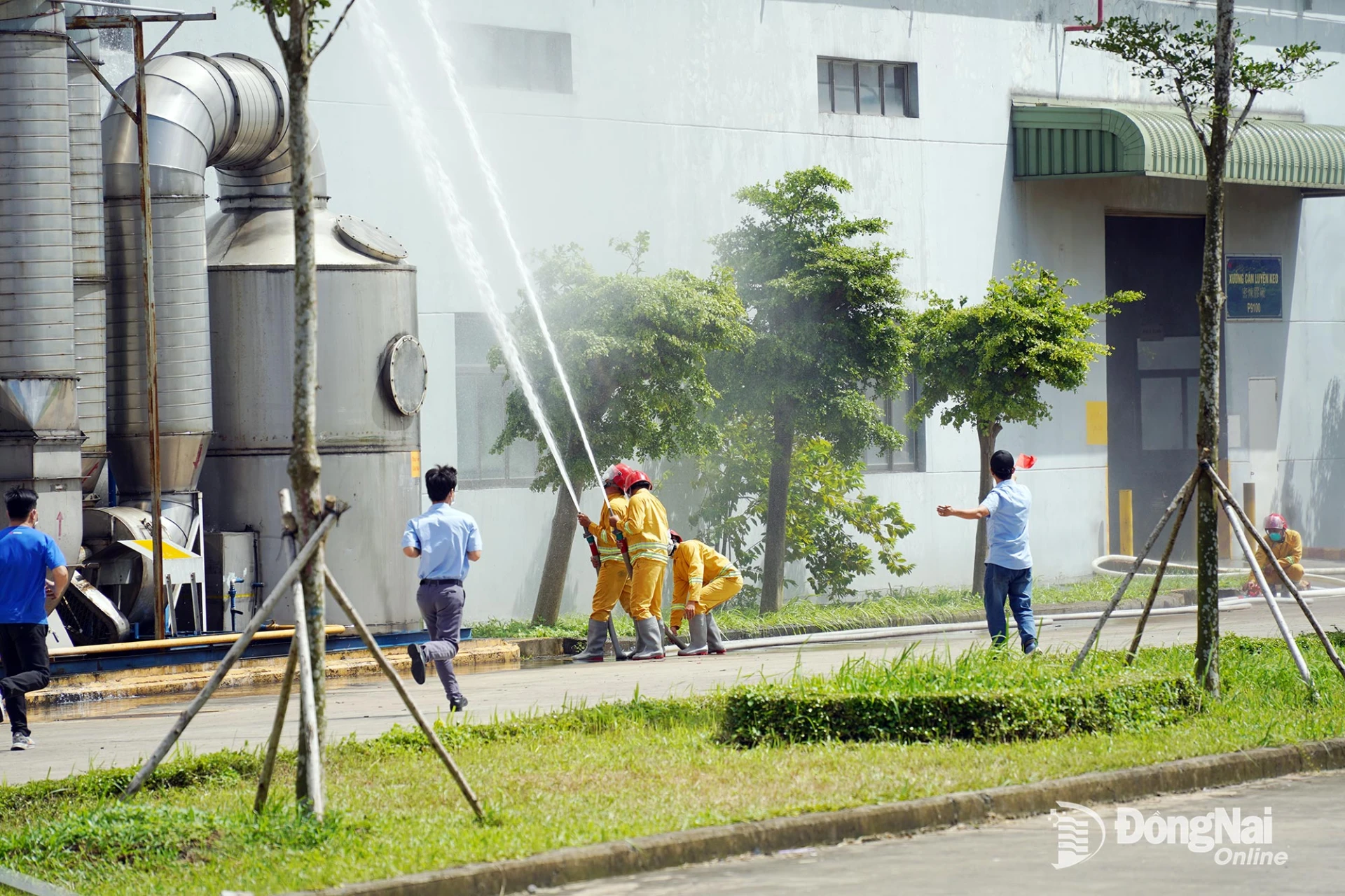 Lực lượng phòng cháy, chữa cháy cơ sở nhanh chóng khống chế đám cháy và báo thông tin về Trung tâm chỉ huy 114. Ảnh: Lê Duy