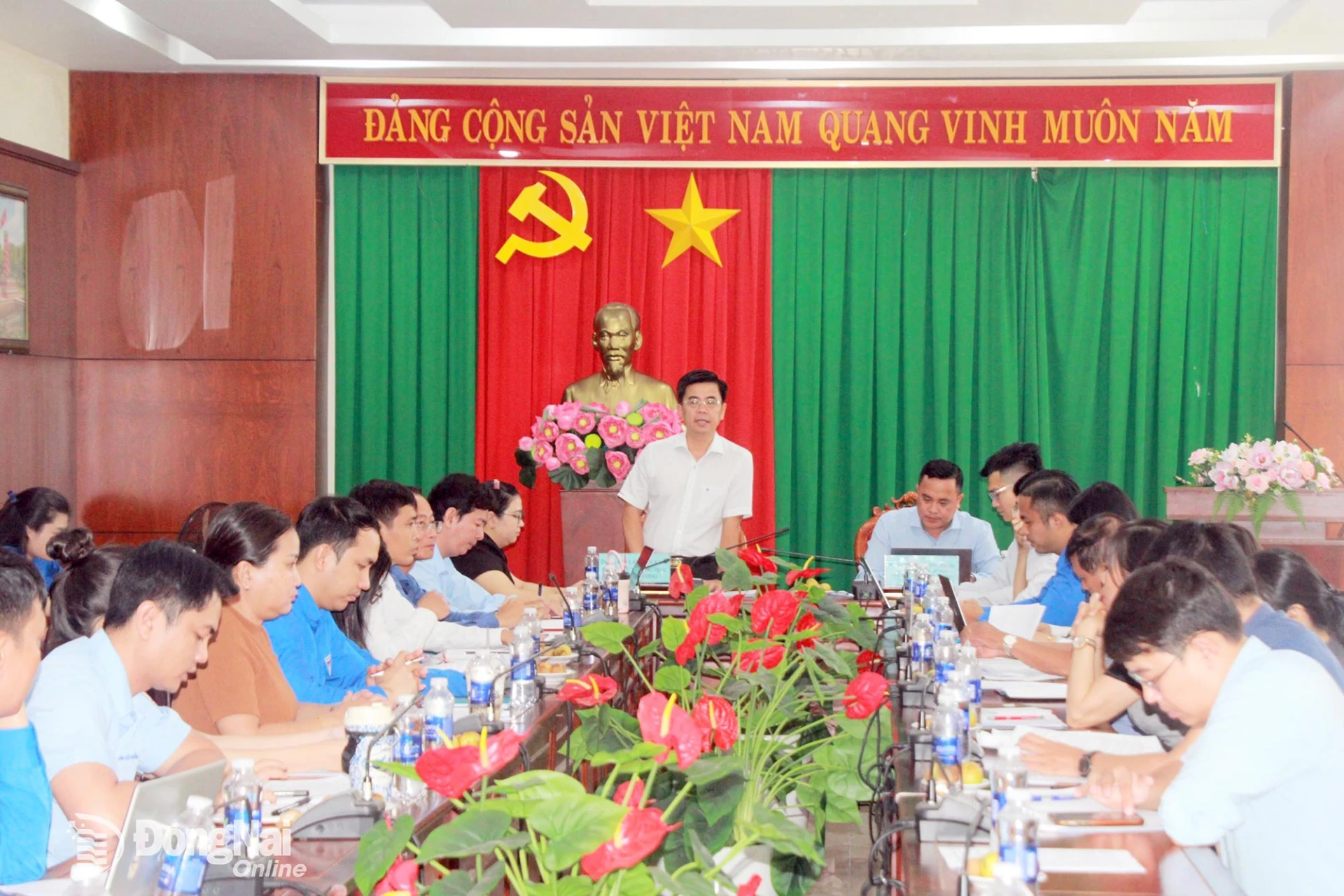Phó Bí thư Thường trực Đảng ủy phường Trấn Biên Lâm Tấn Khải trao đổi tại buổi làm việc. Ảnh: Nga Sơn
