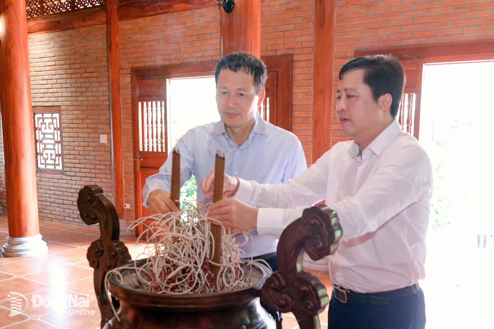 Đồng chí Vũ Hồng Văn, Ủy viên Trung ương Đảng, Bí thư Thành ủy, Trưởng đoàn Đại biểu Quốc hội thành phố Đồng Nai và đồng chí Dương Quốc Huy, Ủy viên Trung ương Đảng, Bí thư Tỉnh ủy Lào Cai dâng hương tại Nhà thờ Bác Hồ. Ảnh: Công Nghĩa