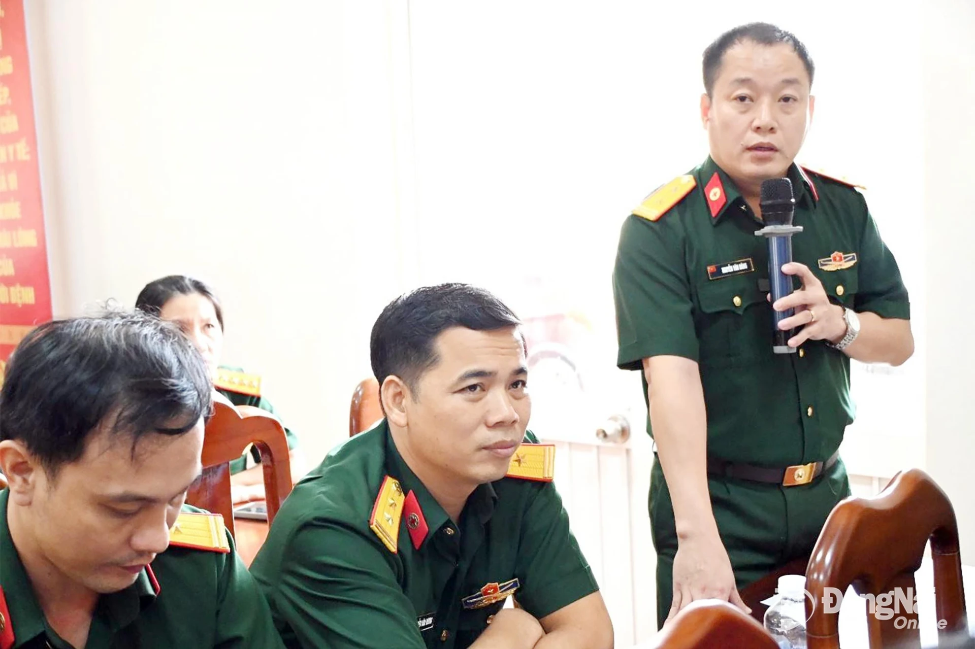 Cán bộ Bệnh viện phát biểu tại buổi đối thoại.