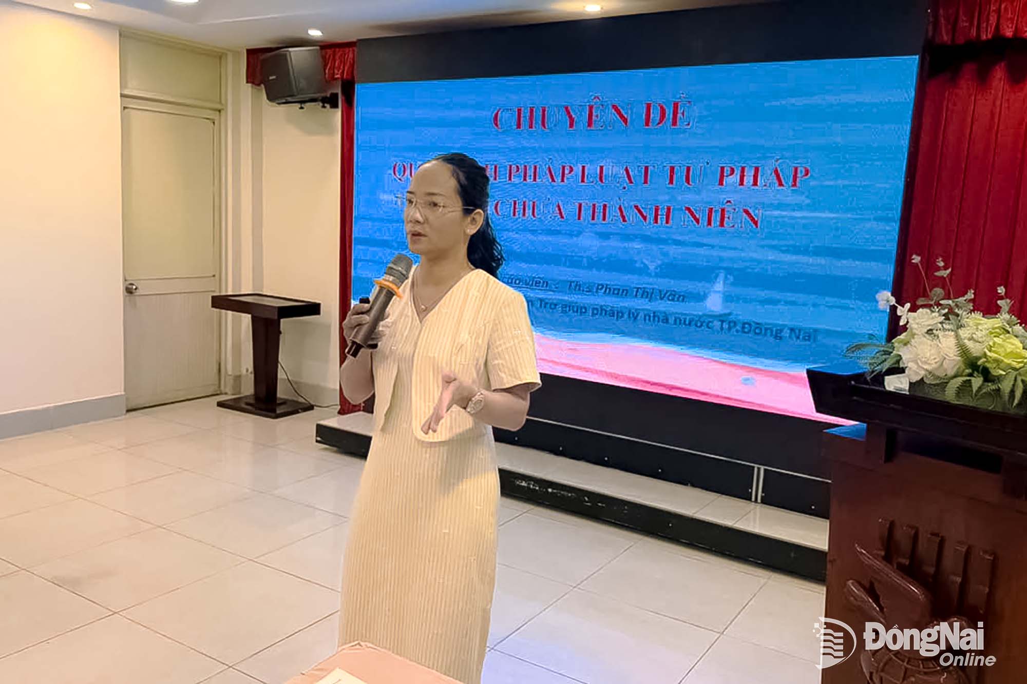 Bà Phan Thị Vân, Phó Giám đốc Trung tâm Trợ giúp pháp lý Nhà nước (Sở Tư pháp thành phố Đồng Nai) trình bày kỹ năng trợ giúp pháp lý cho người chưa thành niên. Ảnh: Viết Cường

