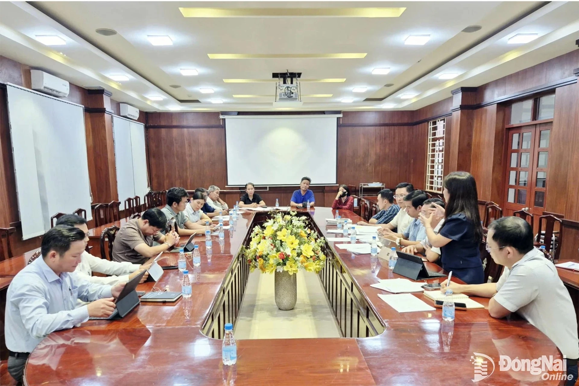 Lãnh đạo phường Long Thành gặp gỡ, tuyên truyền, vận động các hộ dân ngày 24-9. Ảnh: ĐPCC
