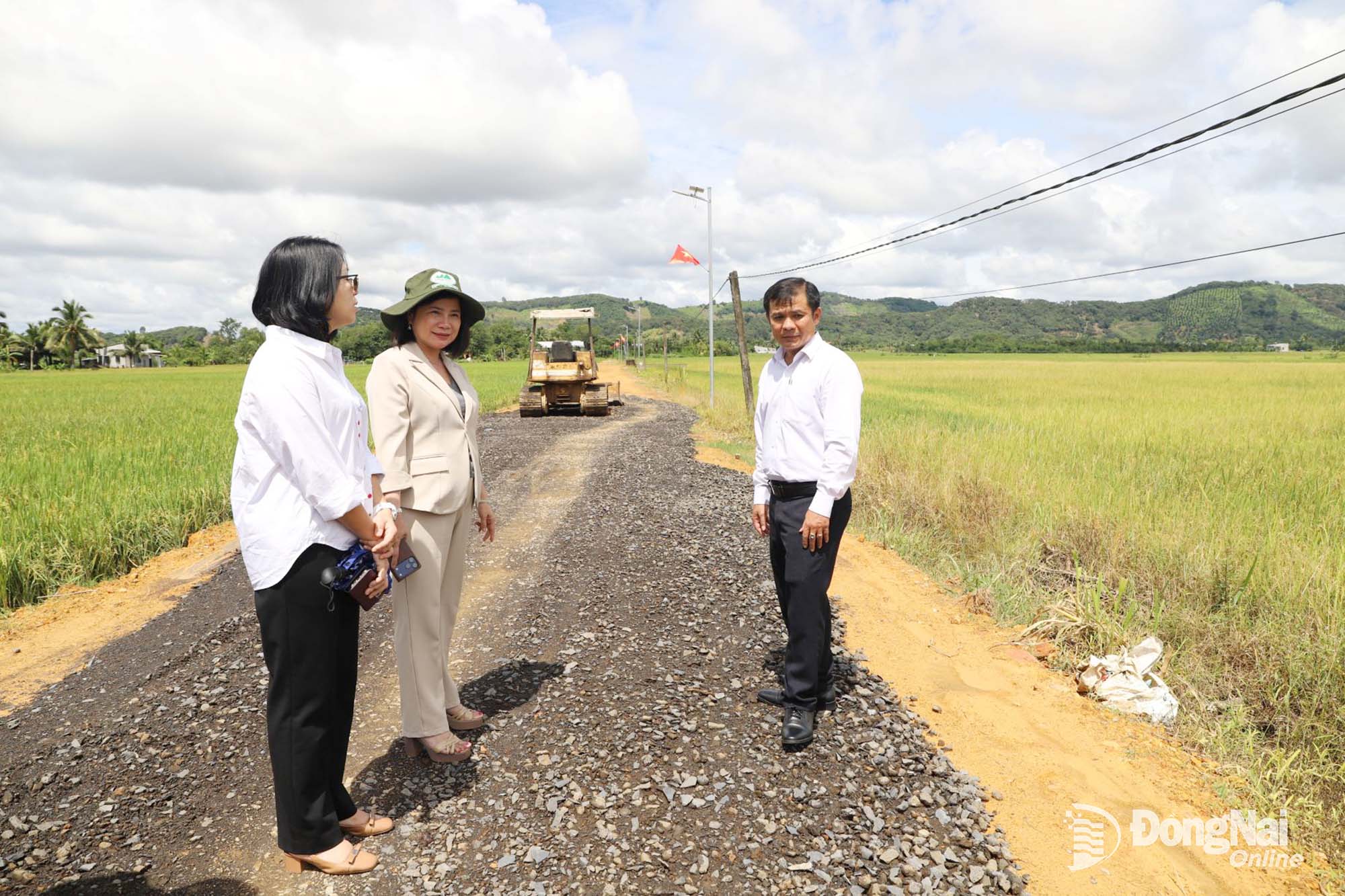 Tuyến đường đập Vàm Hô dẫn vào cánh đồng lúa rộng hơn 4ha tại xã Tà Lài đang được đầu tư.