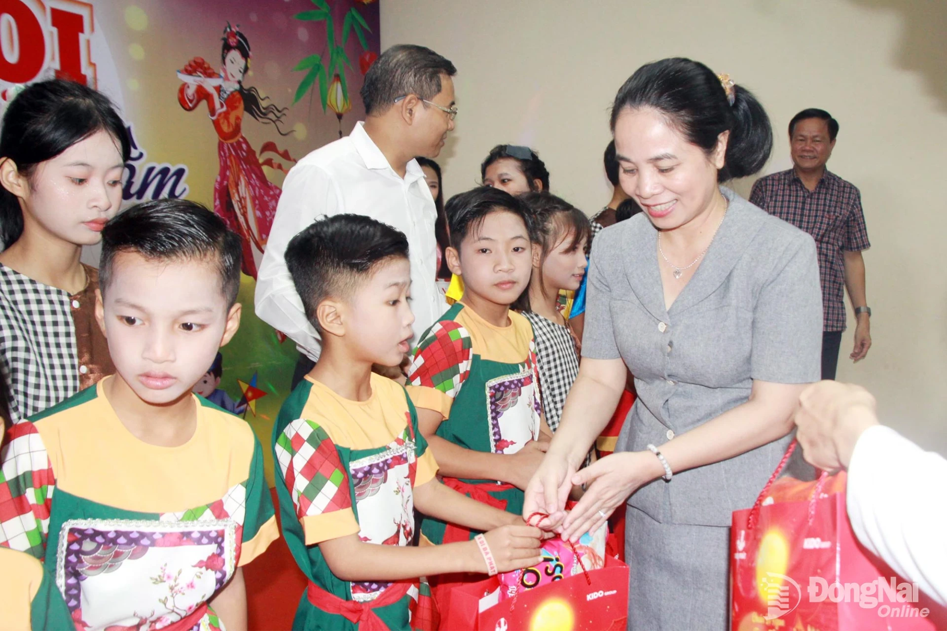 Giám đốc Sở Y tế Đỗ Thị Nguyên trao quà cho các em thiếu nhi tại trung tâm. Ảnh: Nga Sơn