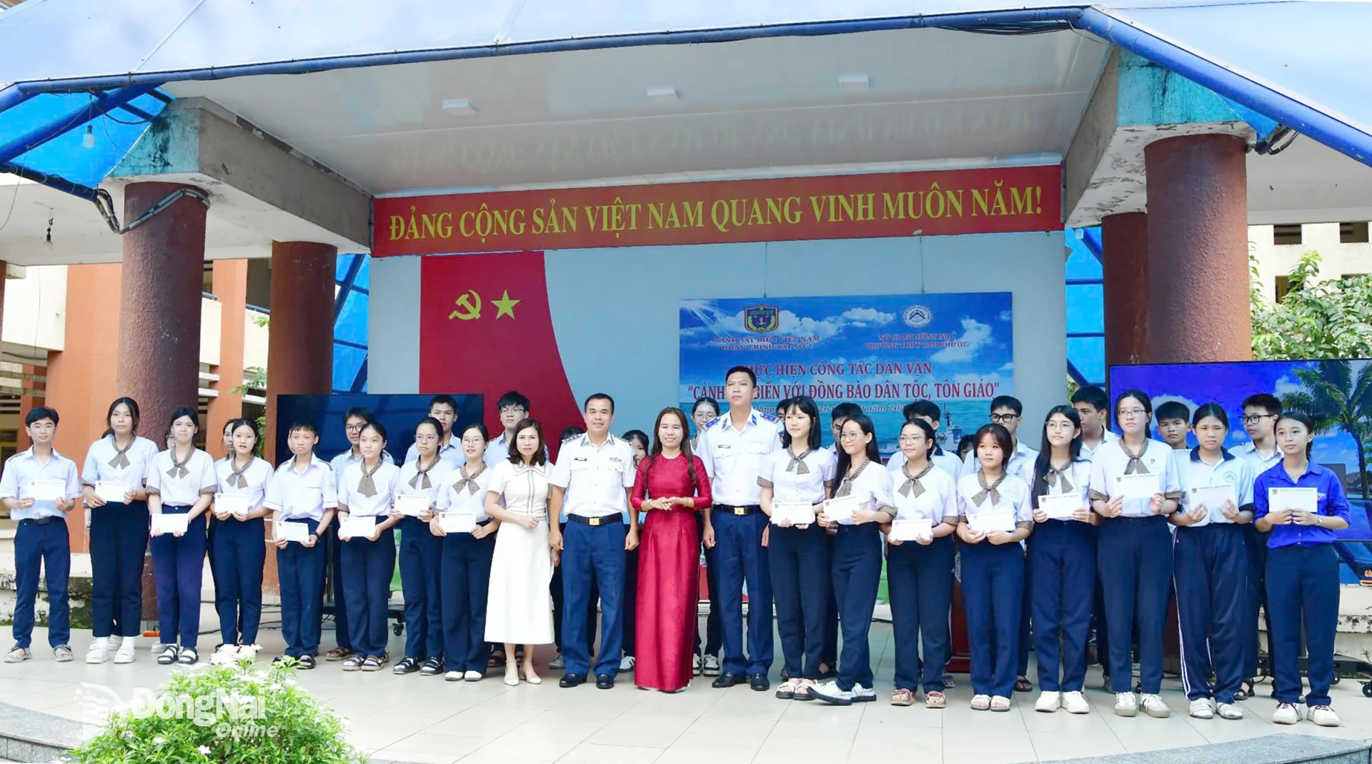 Thủ trưởng Đoàn Trinh sát số 2 và Ban Giám hiệu nhà trường trong chương trình. Ảnh: ĐVCC