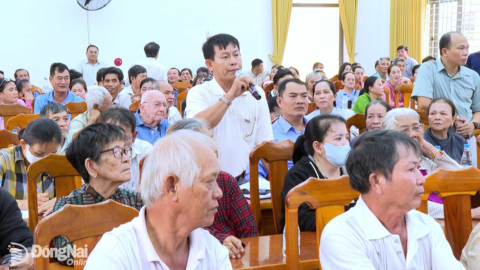 Người dân xã An Phước trao đổi vấn đề quan tâm tại hội nghị. Ảnh: CTV
