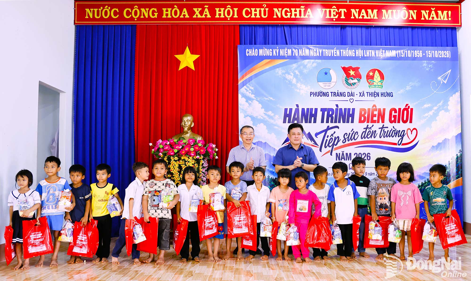Lãnh đạo xã Thiện Hưng và phường Trảng Dài trao quà cho các em học sinh vùng biên. Ảnh: Như Tình