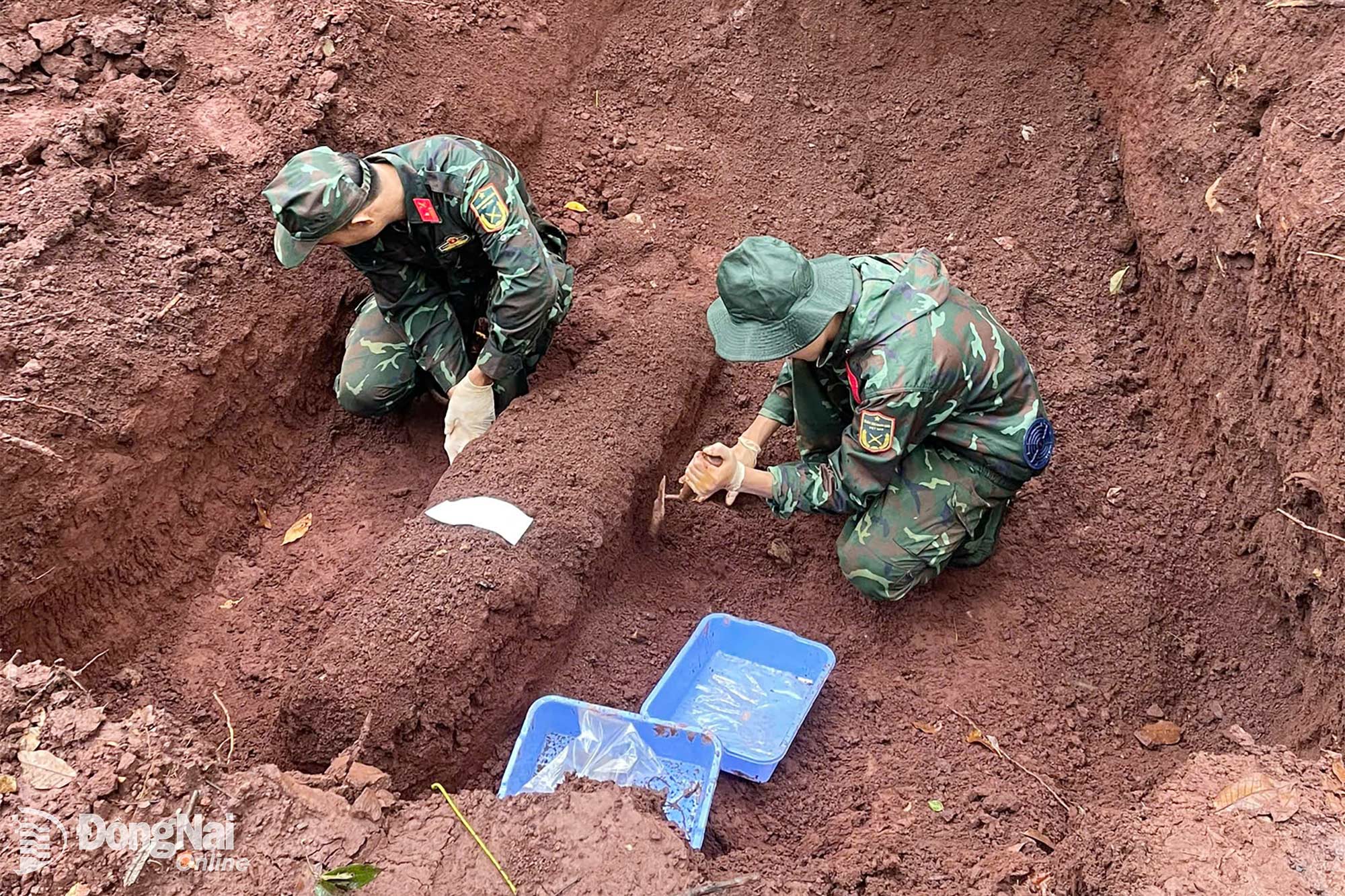 Cán bộ, chiến sĩ Đội K76 tìm kiếm được 1 hài cốt liệt sĩ tại ấp Thạnh Mảng, xã Lộc Tấn ngày 26-9. Ảnh: ĐVCC