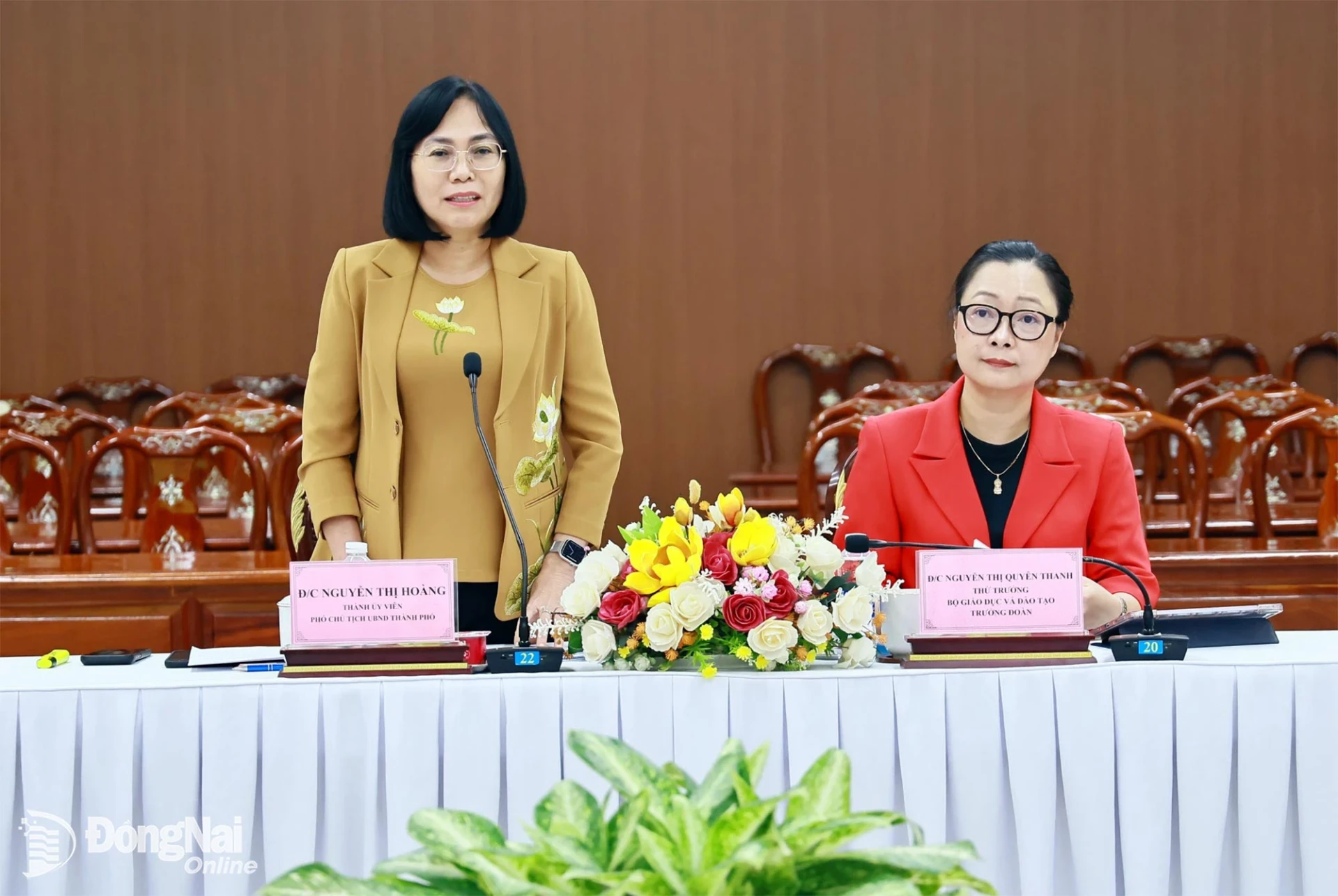 Nguyen Thi Hoang, Member of the City Party Committee and Vice Chairwoman of the City Peoples Committee, speaks at the session. Photo: Cong Nghia

