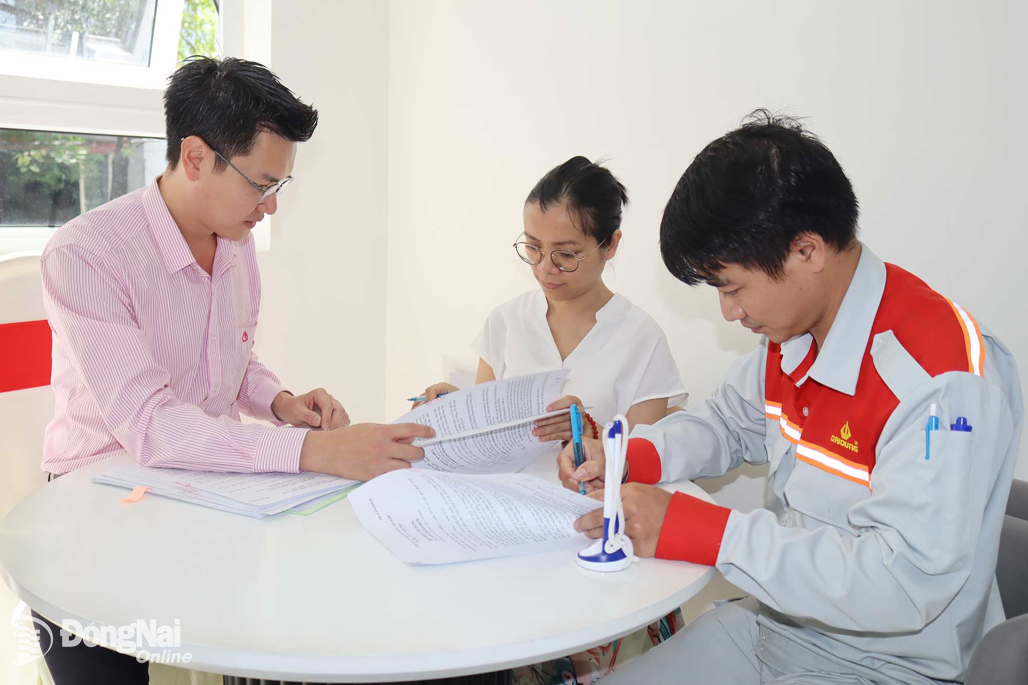 Residents complete procedures to purchase social housing at a project in Long Hung Ward. Photo: Hoang Loc

