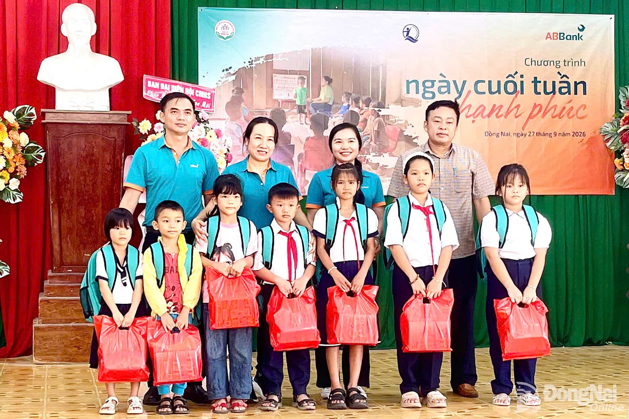 Ban tổ chức tặng quà cho các em học sinh có hoàn cảnh khó khăn trên địa bàn xã Định Quán. Ảnh: Tuấn Anh
