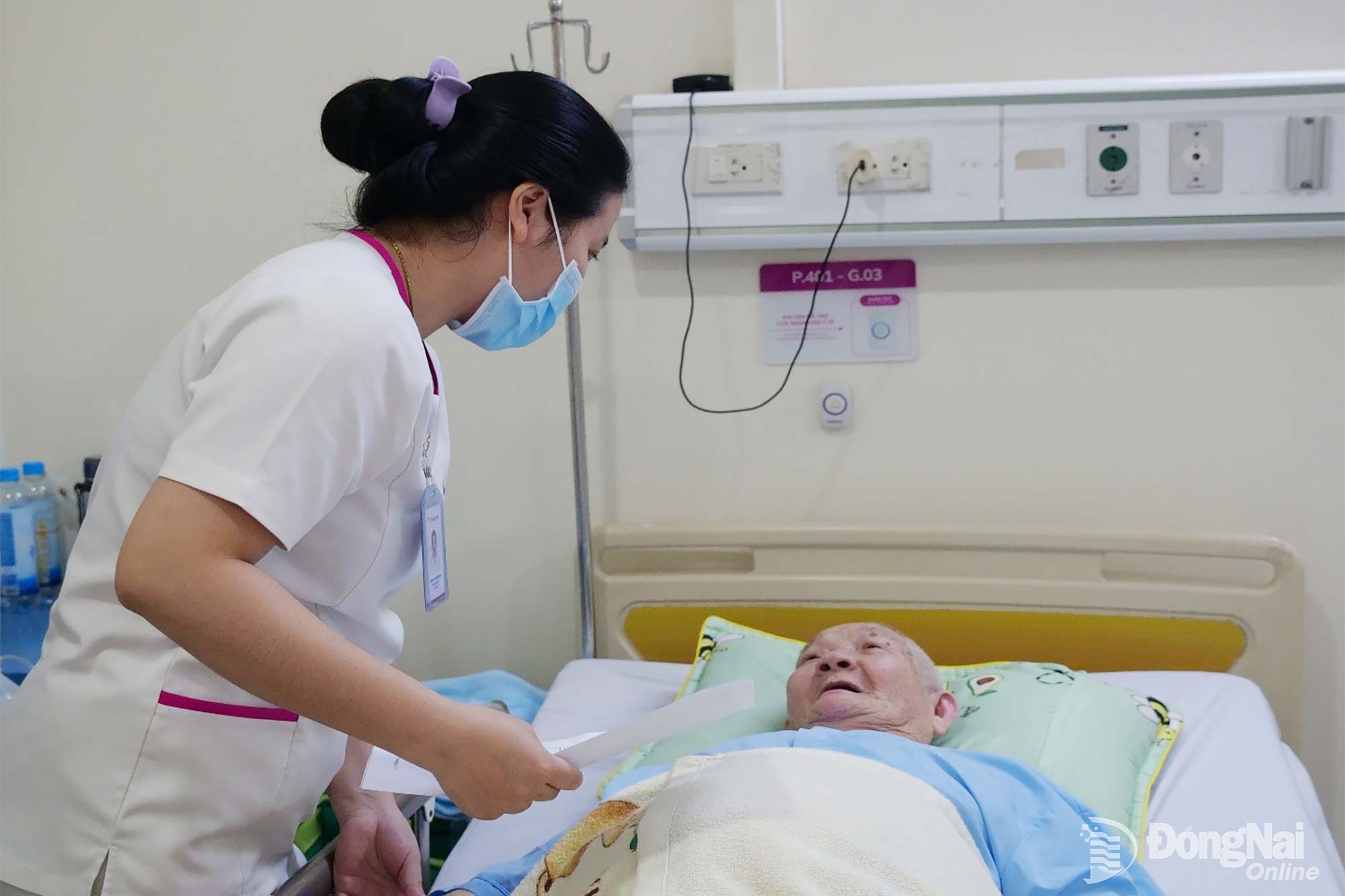Người tham gia BHXH tự nguyện khi đủ điều kiện sẽ được cấp thẻ BHYT miễn phí, giảm gánh nặng chi phí khám, chữa bệnh khi về già. Ảnh: Hạnh Dung

