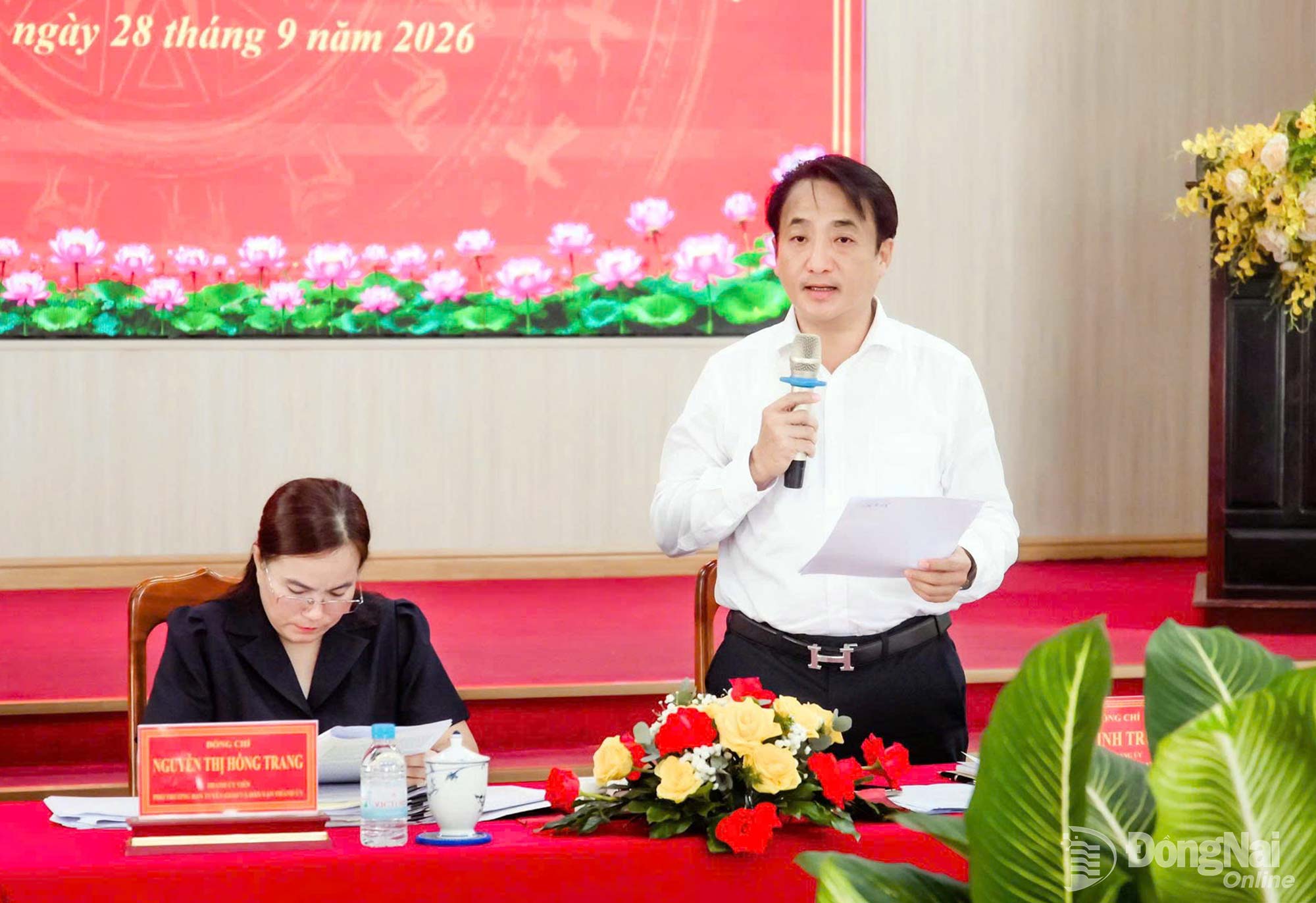 Lãnh đạo phường trao đổi tại buổi làm việc. Ảnh: Mỹ Duyên