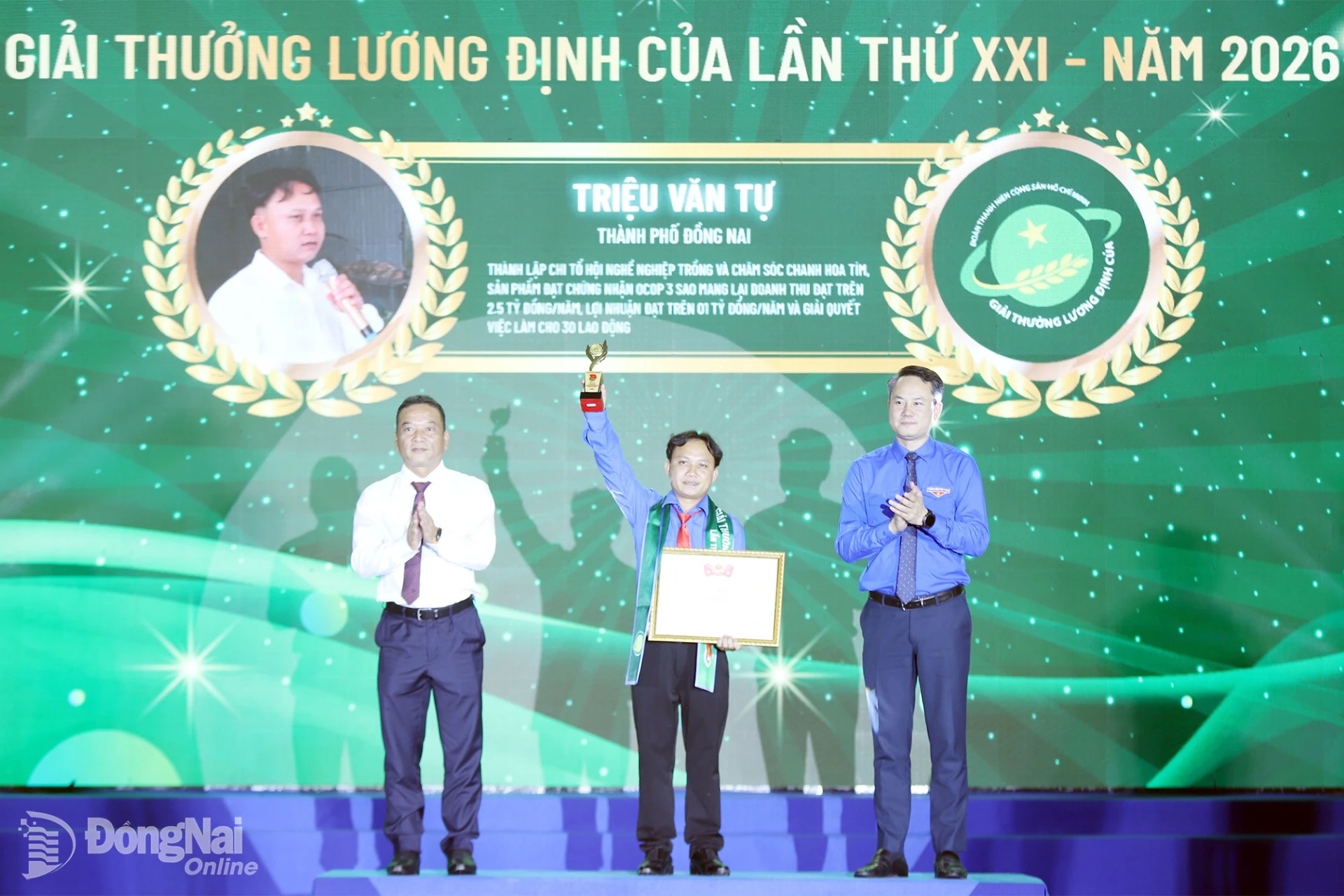 Trieu Van Tu receives the 21st Luong Dinh Cua Award at the National Rural Youth Festival in 2026, recently held in Dak Lak Province.

