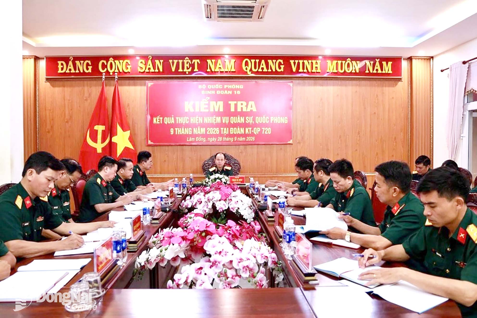 Các đại biểu dự kiểm tra kết quả thực hiện nhiệm vụ quân sự, quốc phòng 9 tháng và chỉ tiêu kế hoạch năm 2026. 
