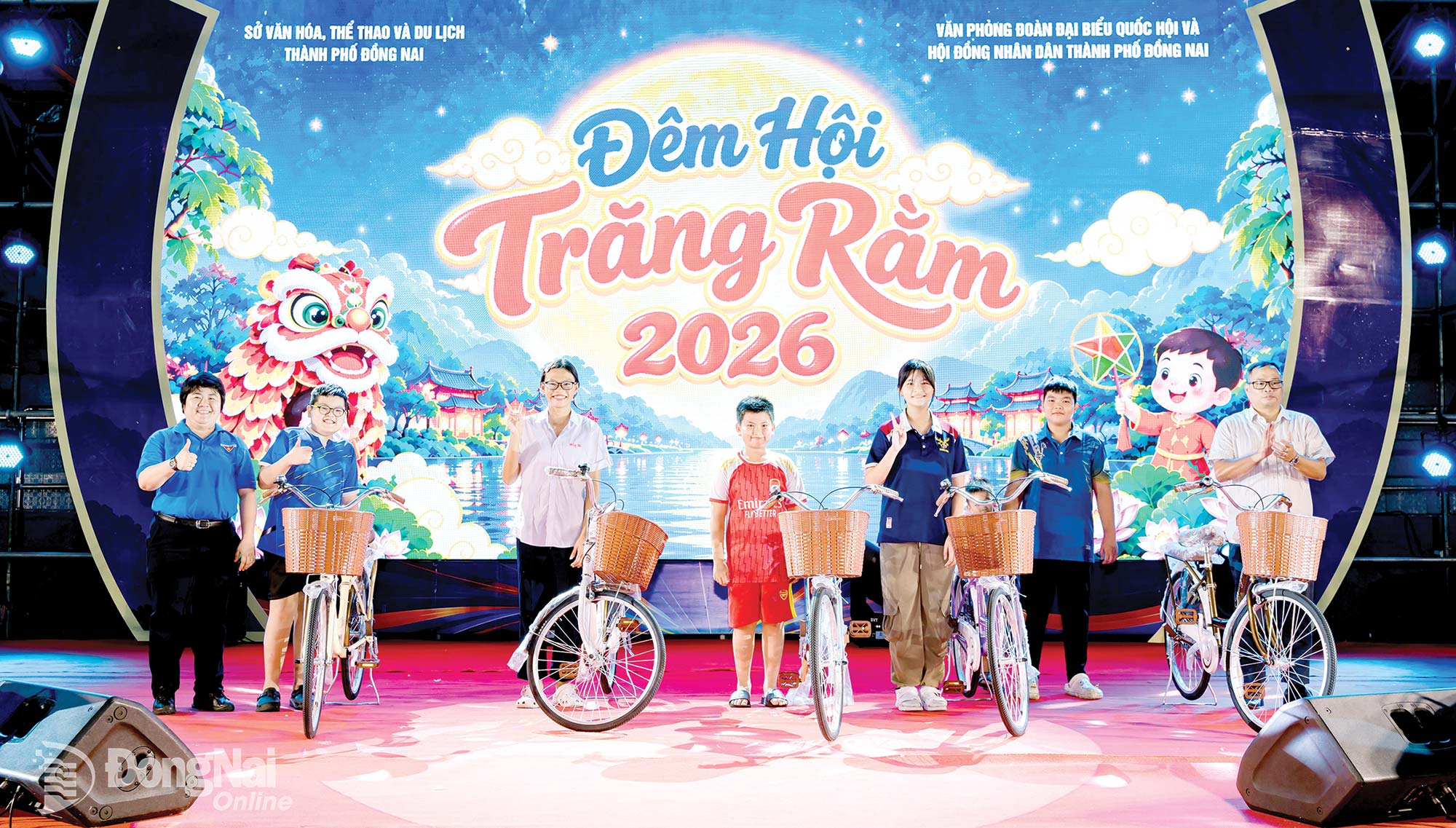 The Department of Culture, Sports and Tourism, the Office of the Dong Nai National Assembly Delegation and the City Peoples Council co-organized the 2026 Full Moon Festival Night program and presented gifts to children.

