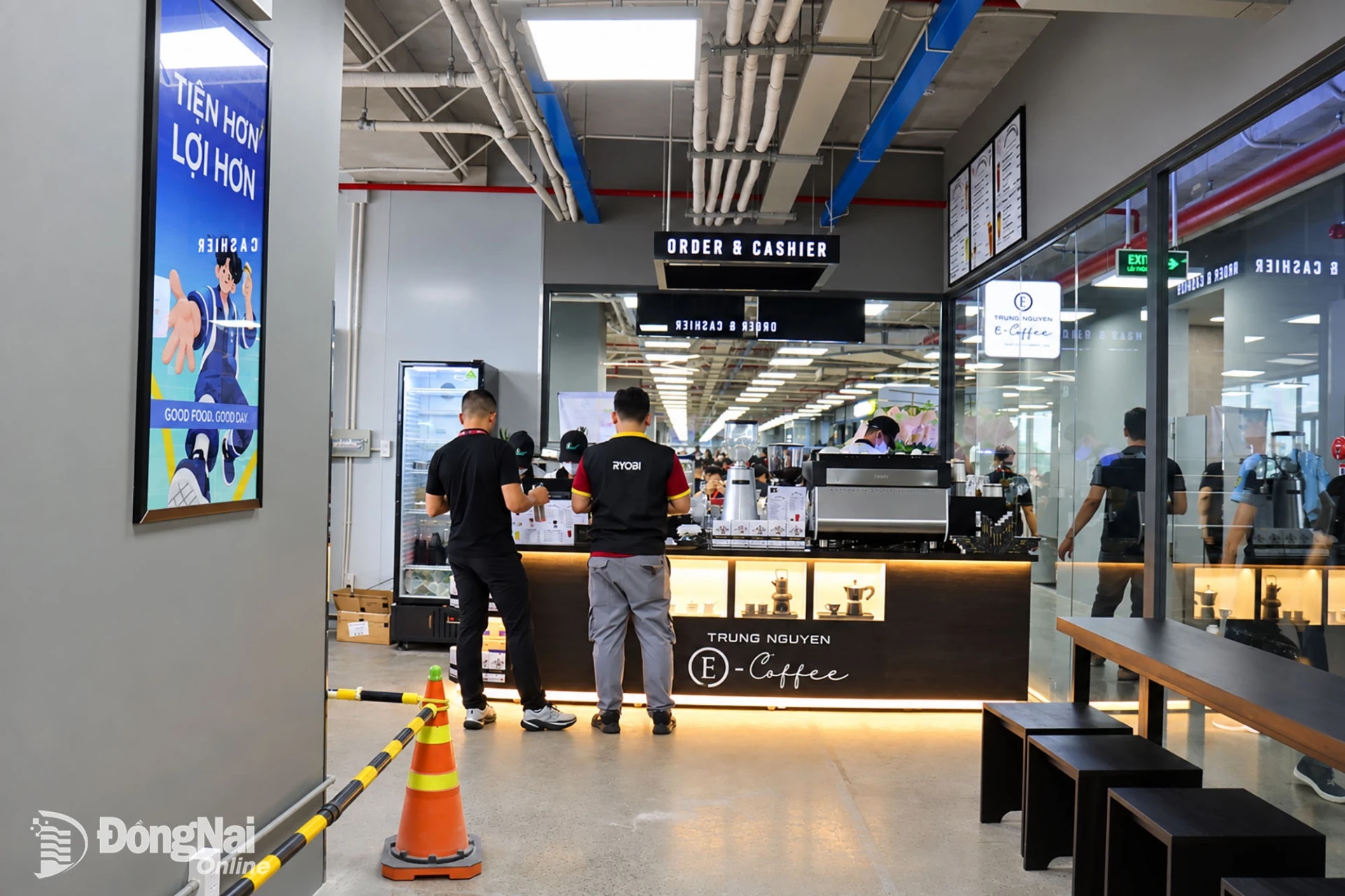 Quầy Trung Nguyên E-Coffee trong Mini Mart mang đến thêm trải nghiệm cà phê, đồ uống và dịch vụ F&B cho cán bộ, công nhân viên nhà máy TTI. Ảnh Thanh Vy