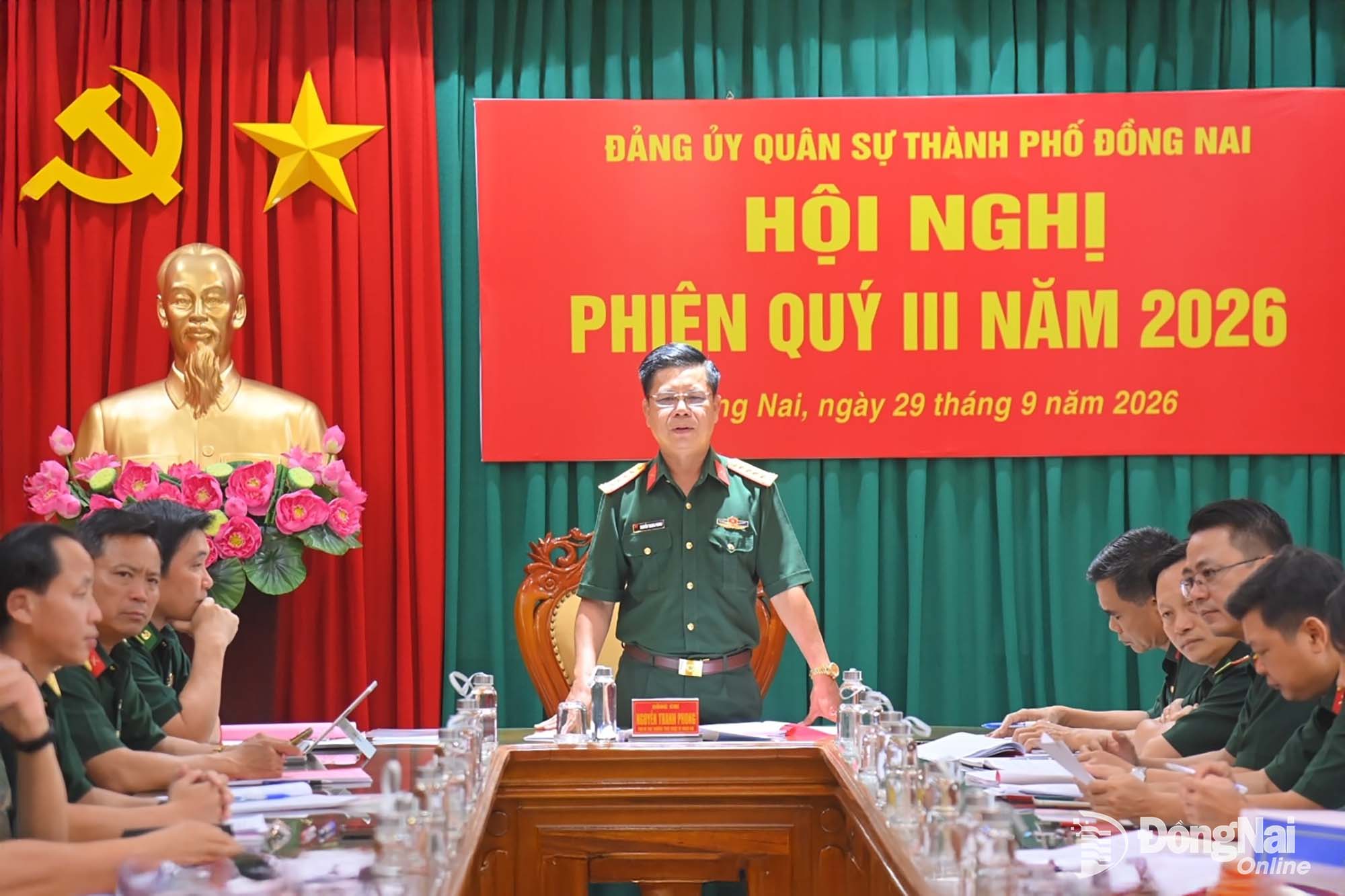 Đại tá Nguyễn Thanh Phong, Thành ủy viên, Phó Bí thư Thường trực Đảng ủy Quân sự, Chính ủy Bộ Chỉ huy Quân sự thành phố chủ trì quán triệt nội dung phiên họp. Ảnh: Văn Chung