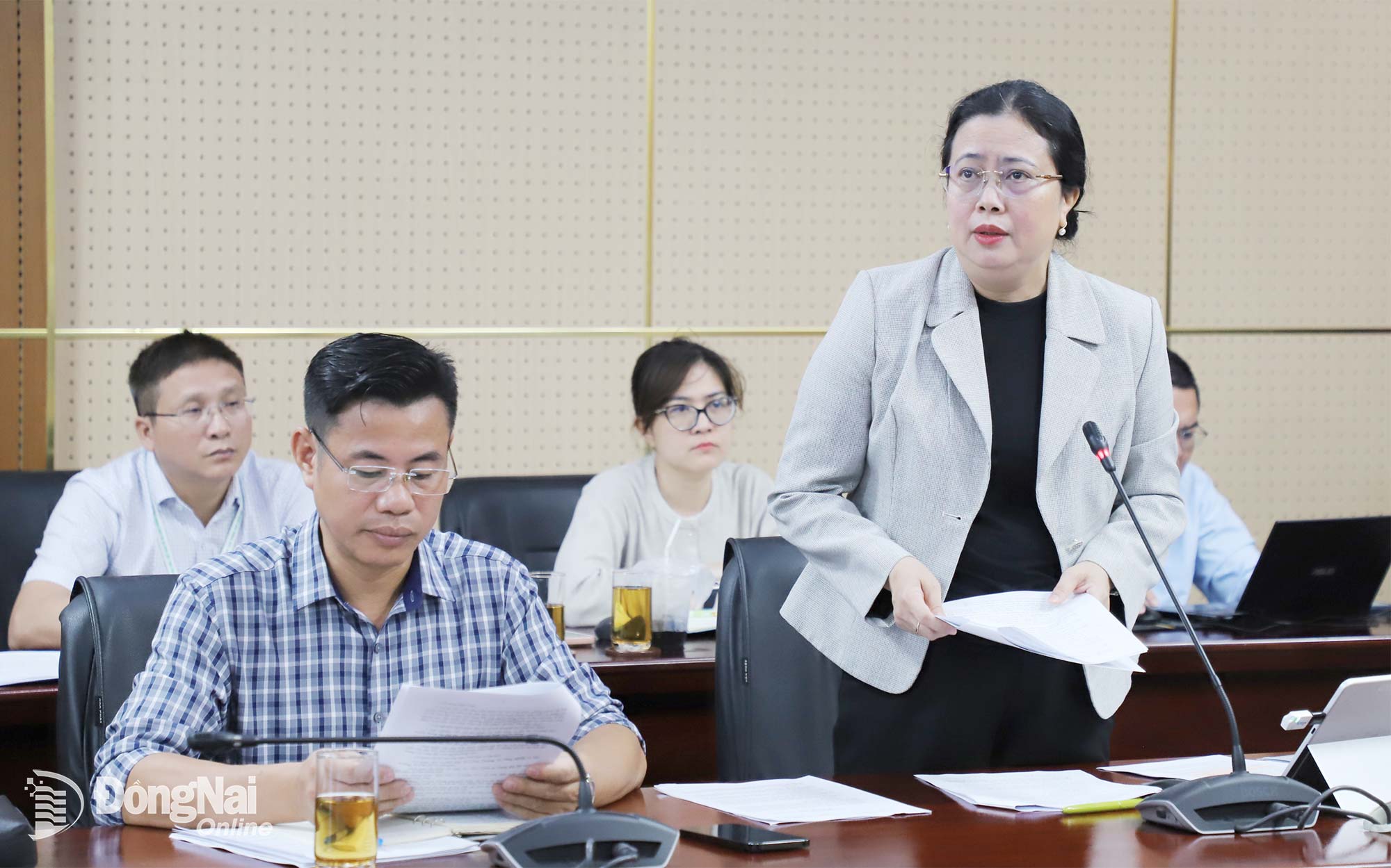 Thành ủy viên, Giám đốc Sở Văn hóa, Thể thao và Du lịch thành phố Lê Thị Ngọc Loan báo cáo tại buổi làm việc. Ảnh: My Ny
