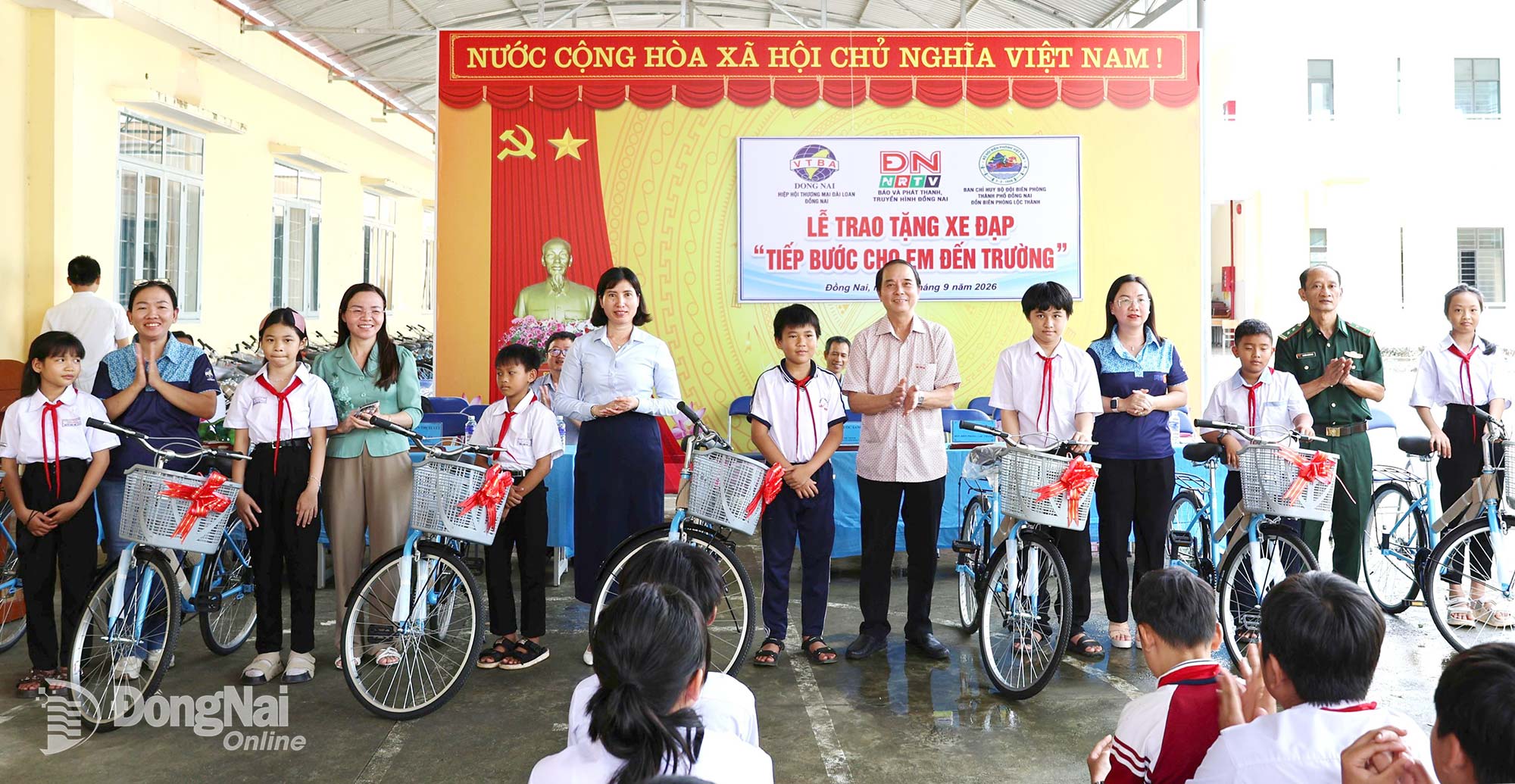 Học sinh Trường TH-THCS Lộc Thành nhận quà tặng Tiếp bước cho em đến trường. Ảnh: Ngọc Liên