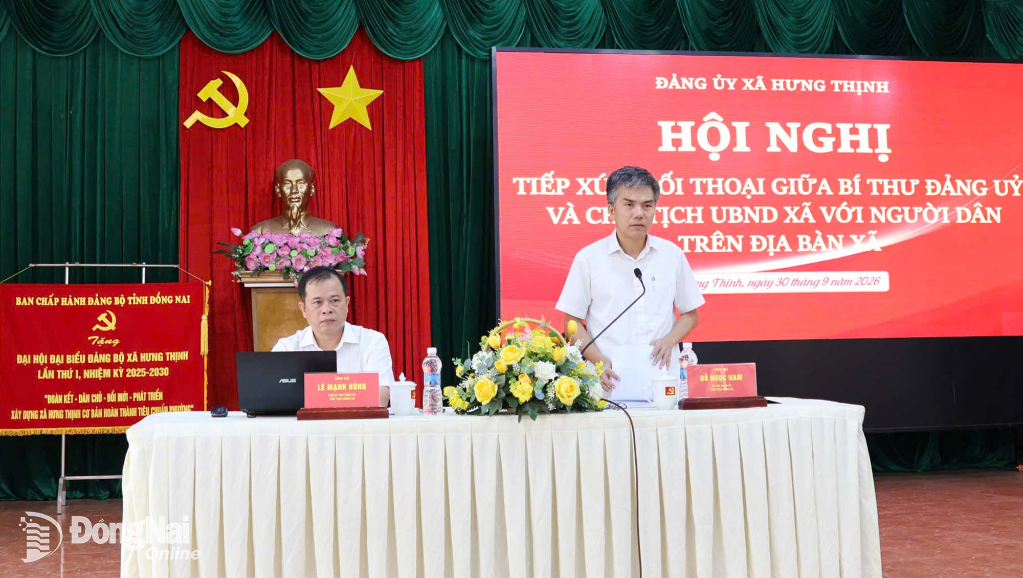 Bí thư Đảng ủy và Chủ tịch UBND xã Hưng Thịnh đối thoại trực tiếp với người dân. Ảnh: Phan Trí