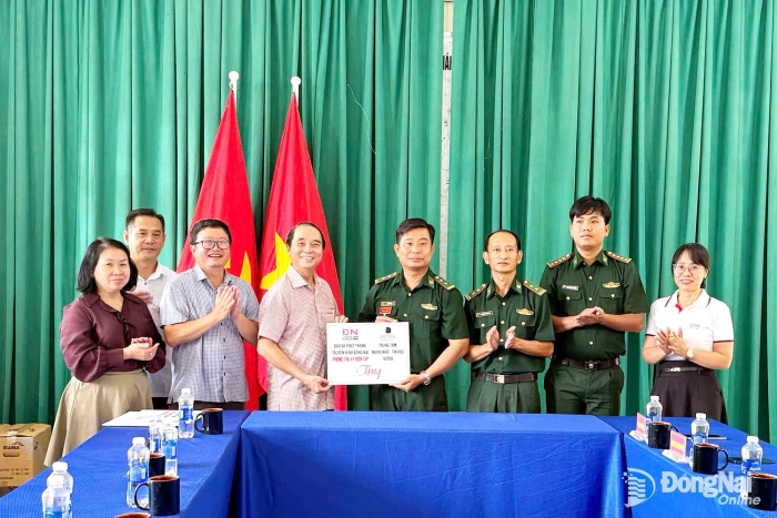 Báo và Phát thanh, Truyền hình Đồng Nai trao tặng máy tính cho Đồn biên phòng Lộc Thành và tặng quà động viên Đội K76