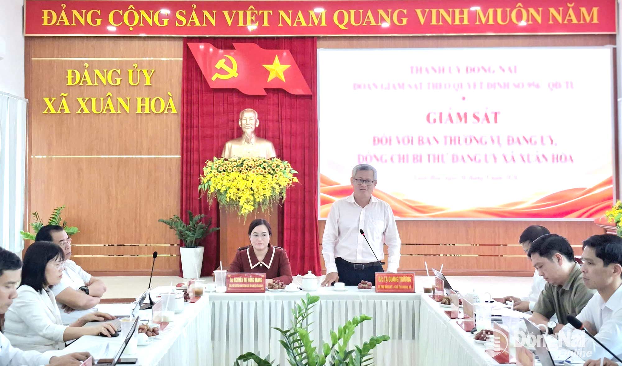 Bí thư Đảng ủy, Chủ tịch HĐND xã Xuân Hòa Tạ Quang Trường trao đổi tại buổi làm việc. Ảnh: Mỹ Duyên