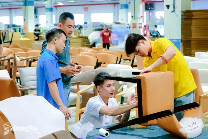 Ðơn hàng tăng, công nhân phấn khởi làm việc
